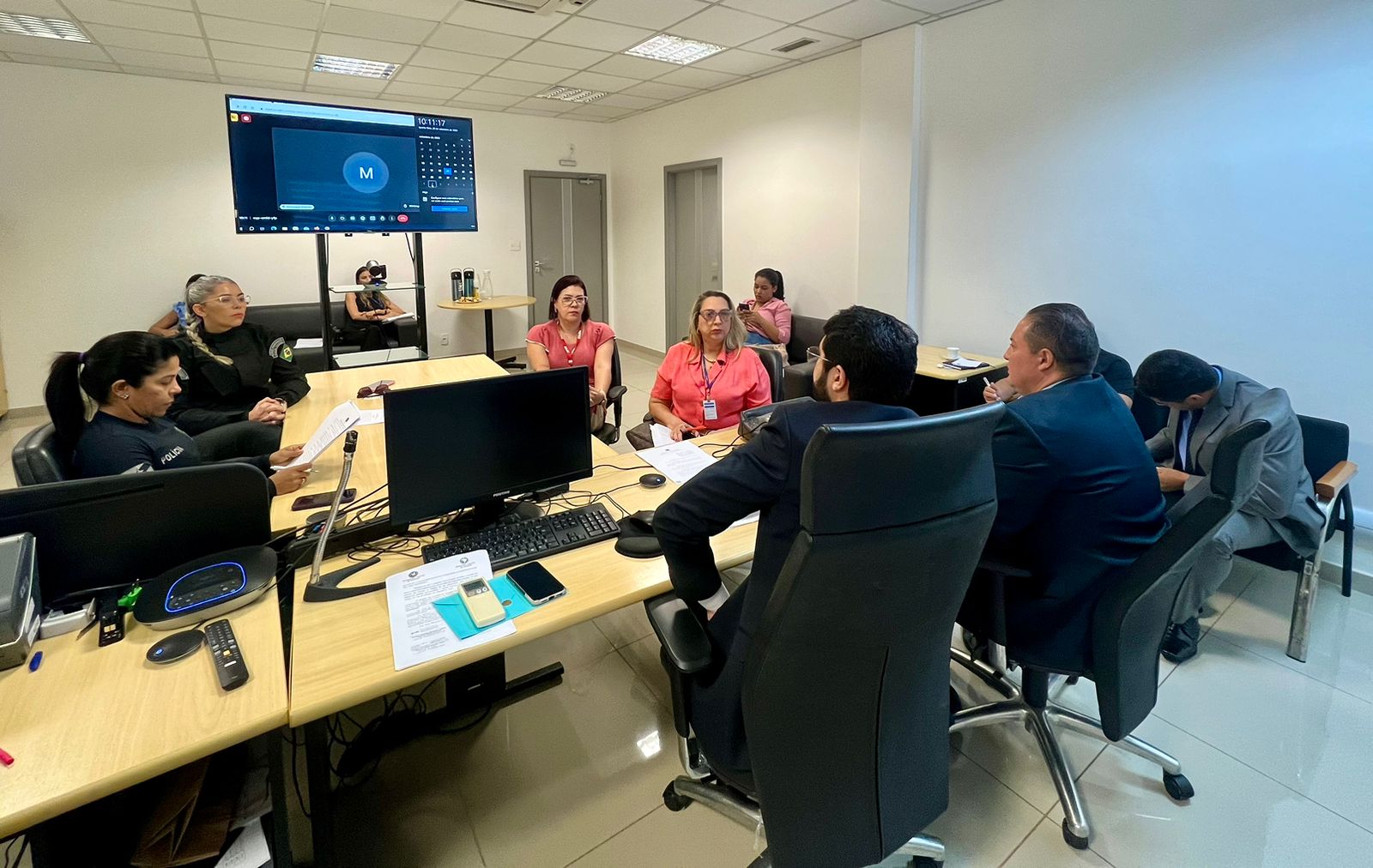 foto colorida dentro de uma sala com os integrantes da reuniões 