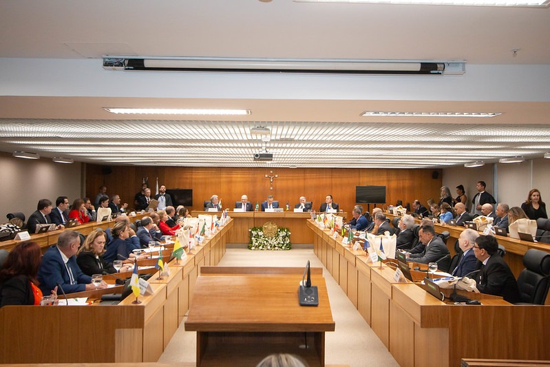 Foto colorida mostrando os presidentes das Cortes de Justiça do Brasil em Assembleia 