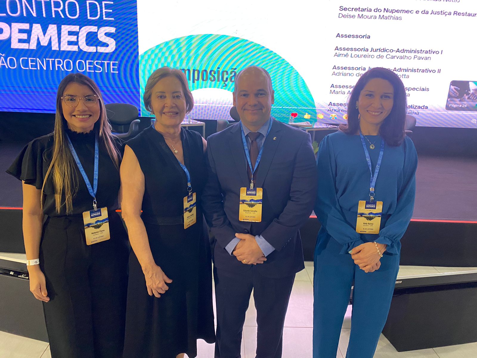 Foto colorida mostra o juiz coordenador do Cejusc Boa Vista e do Nupemec Roraima, Eduardo Alvares de Carvalho, sentado com o microfone na mão assistindo palestra em meio a outras pessoas, durante  1º Encontro de Núcleos Permanentes de Métodos Consensuais de Solução de Conflitos, (Nupemec's) da região Centro-Oeste.