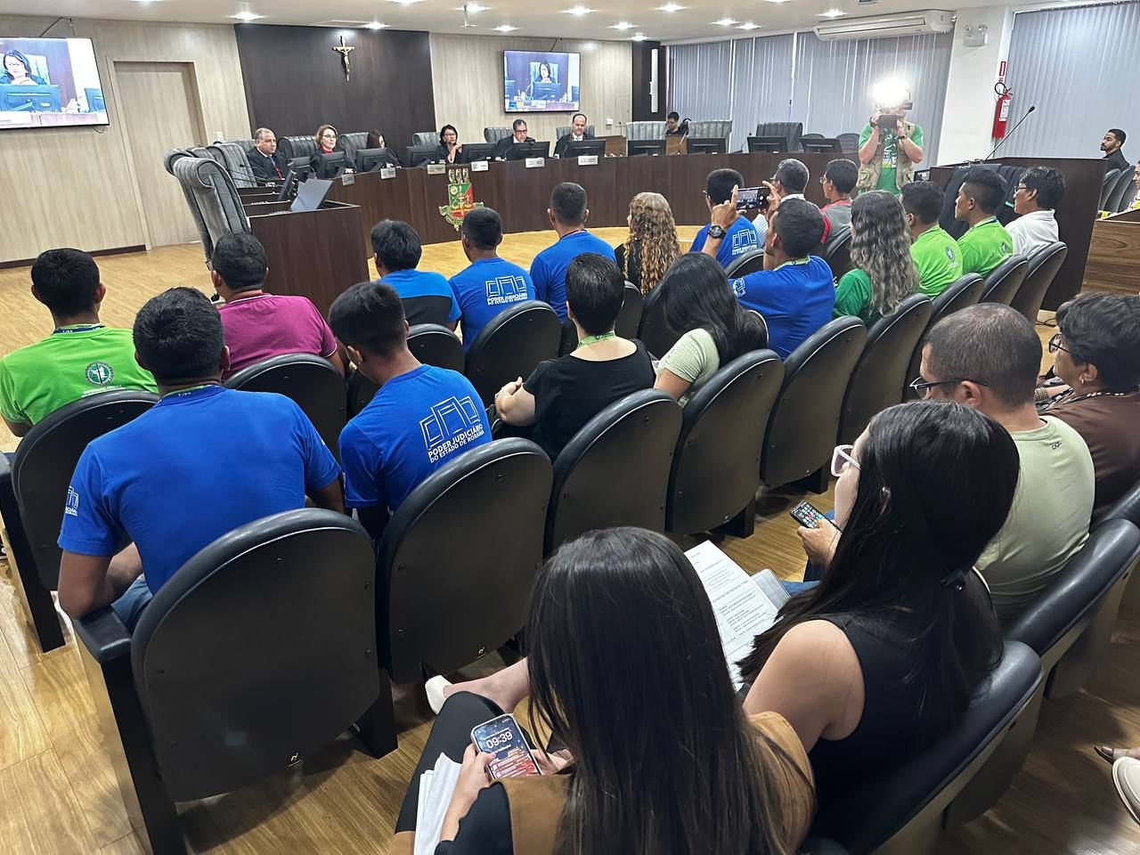 foto colorida dos indígenas sentados no tribunal pleno acompanhando a sessão 