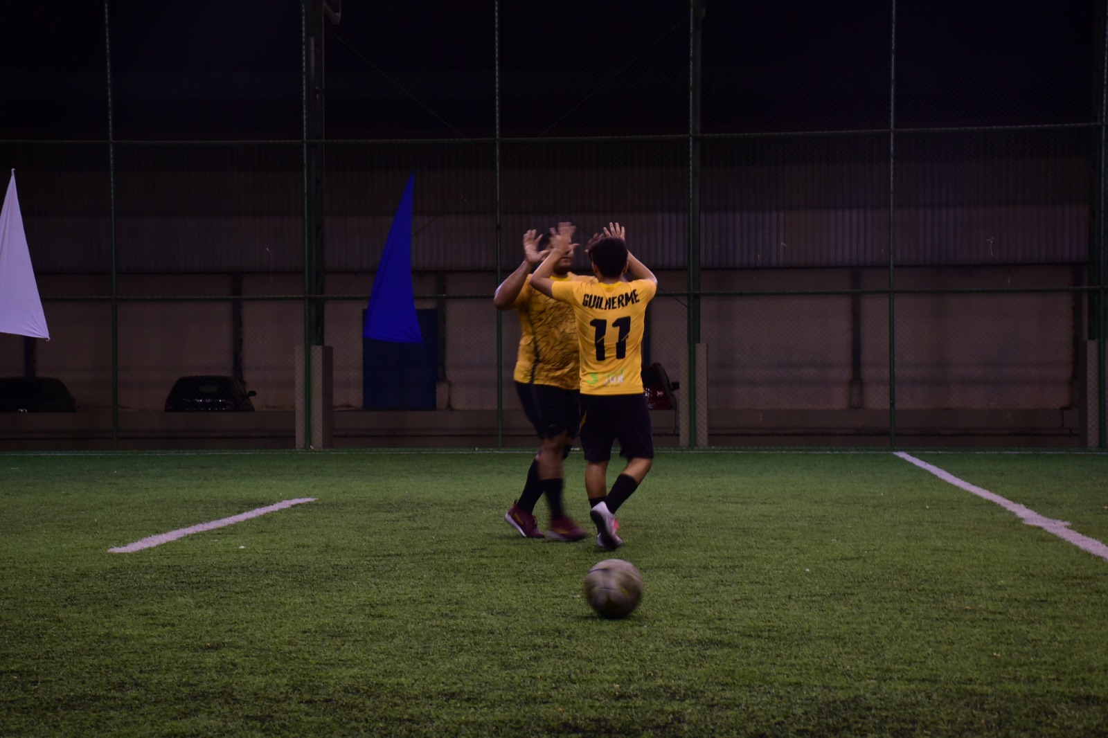 Imagem colorida mostra 11 jogadores, entre titulares, reservas e o goleiro, posando para fotografia durante solenidade final de premiação