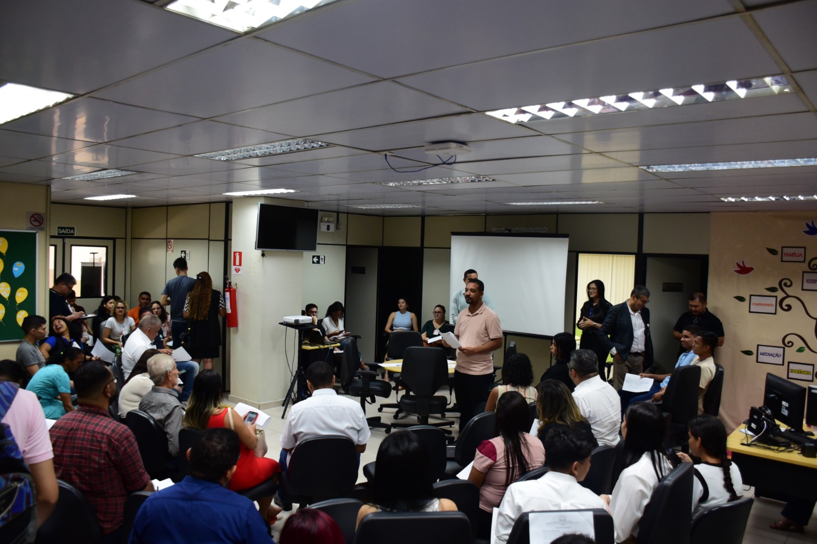  Foto colorida de várias pessoas reunidas em frente ao Fórum Advogado Sobral Pinto.