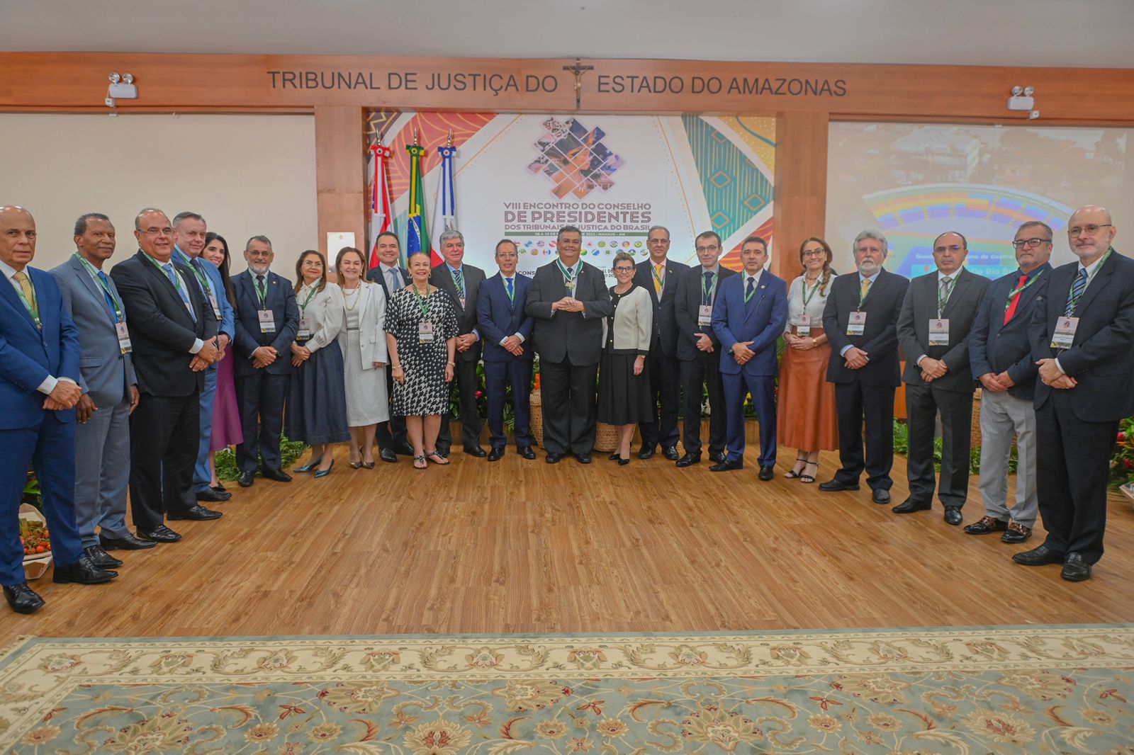 foto colorida de todos reunidos no Consepre pousando para a fotografia