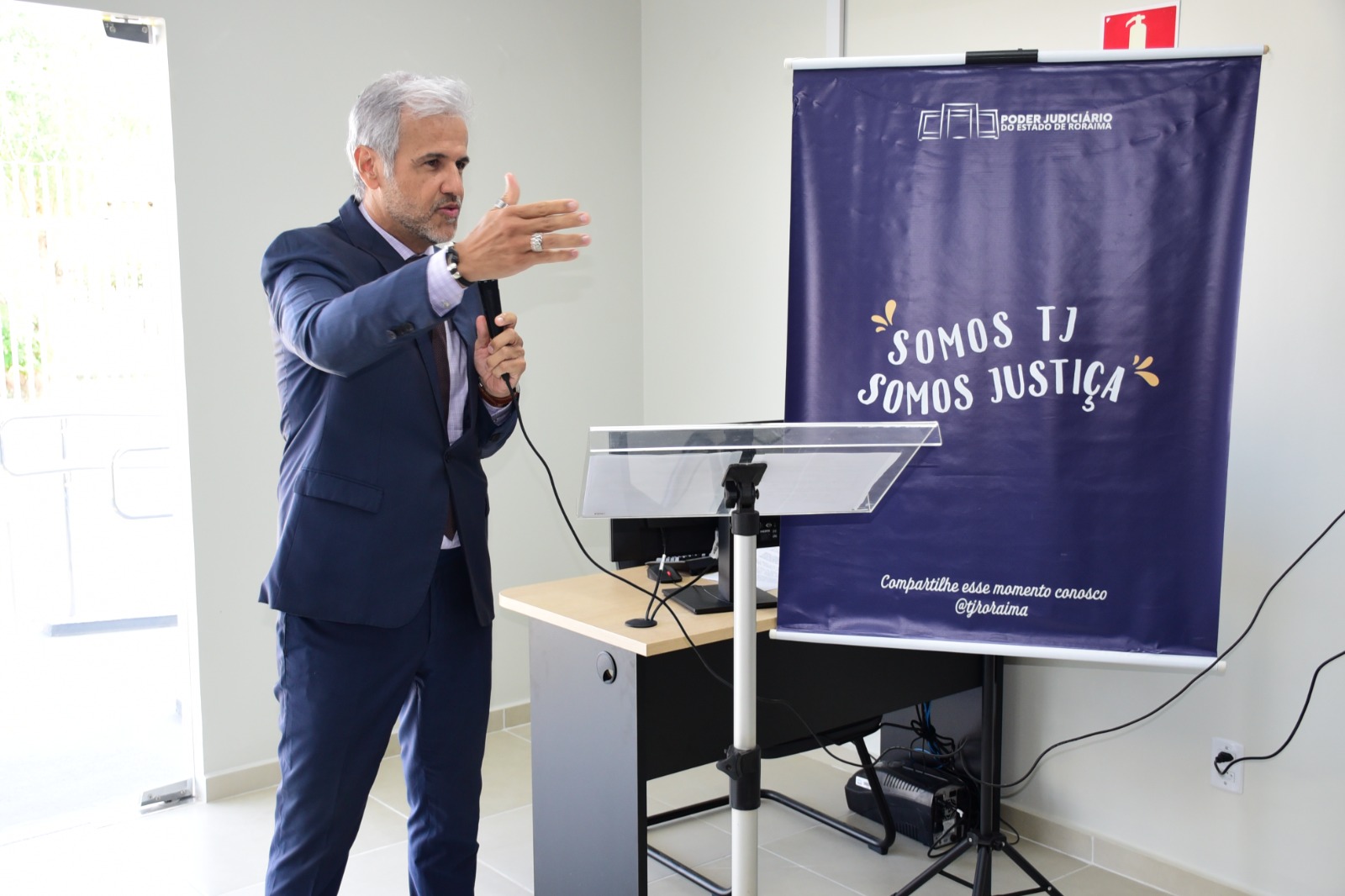 foto colorida do O juiz coordenador do Nupac, Jaime Plá, falando ao microfone