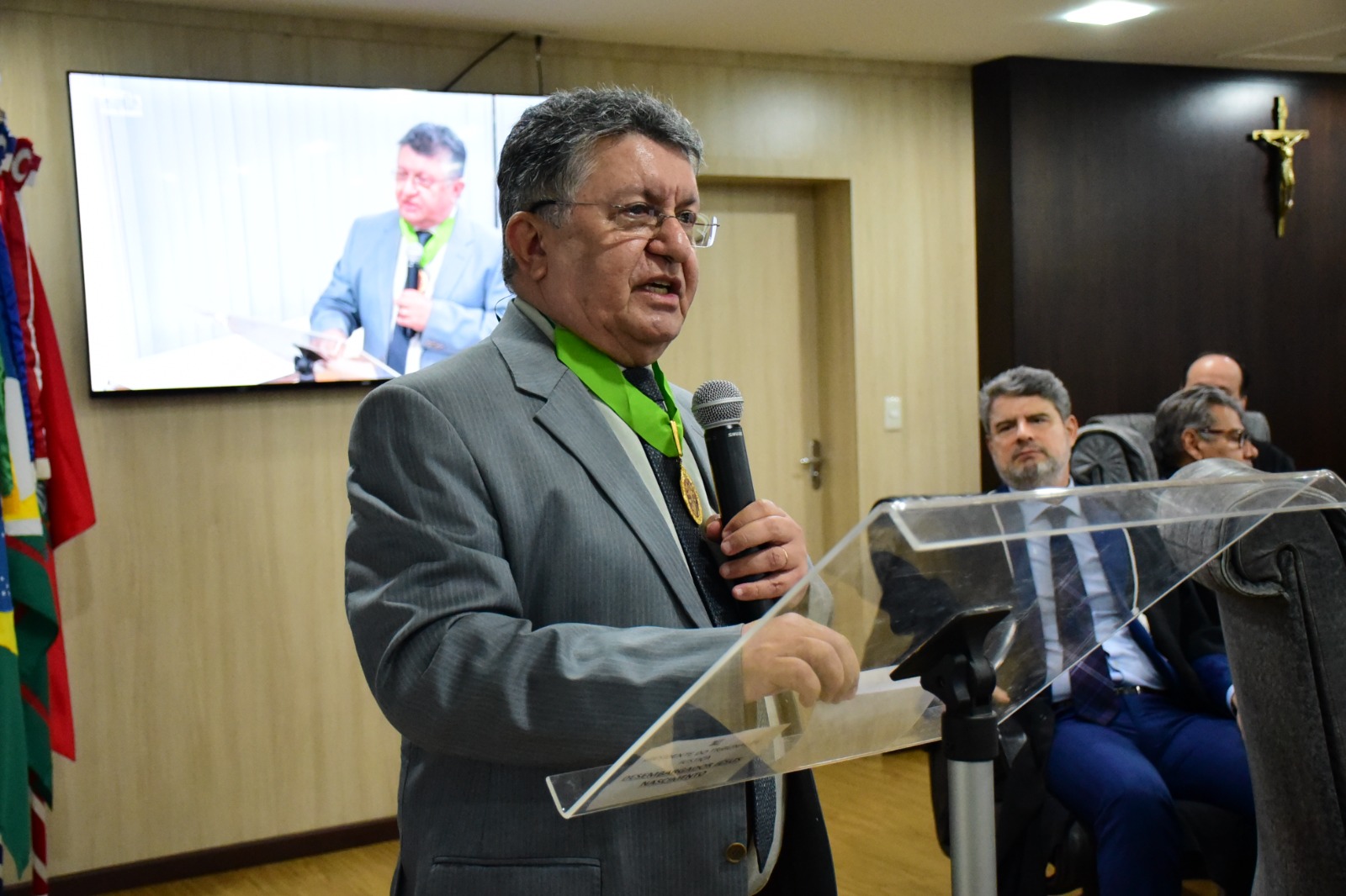 foto colorida do chefe da Casa Civil do Governo do Estado de Roraima, Flamarion Portela falando ao microfone no púlpito