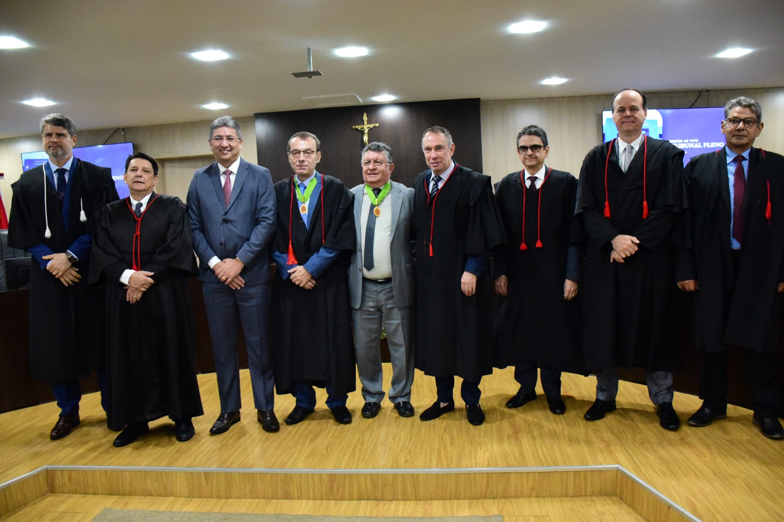 foto colorida com os desembargadores, oo desembargador ouvidor-geral de Justiça, Erick Linhares, e o chefe da Casa Civil do Governo do Estado de Roraima, Flamarion Portela e o vice presidente do Estado de RR. 