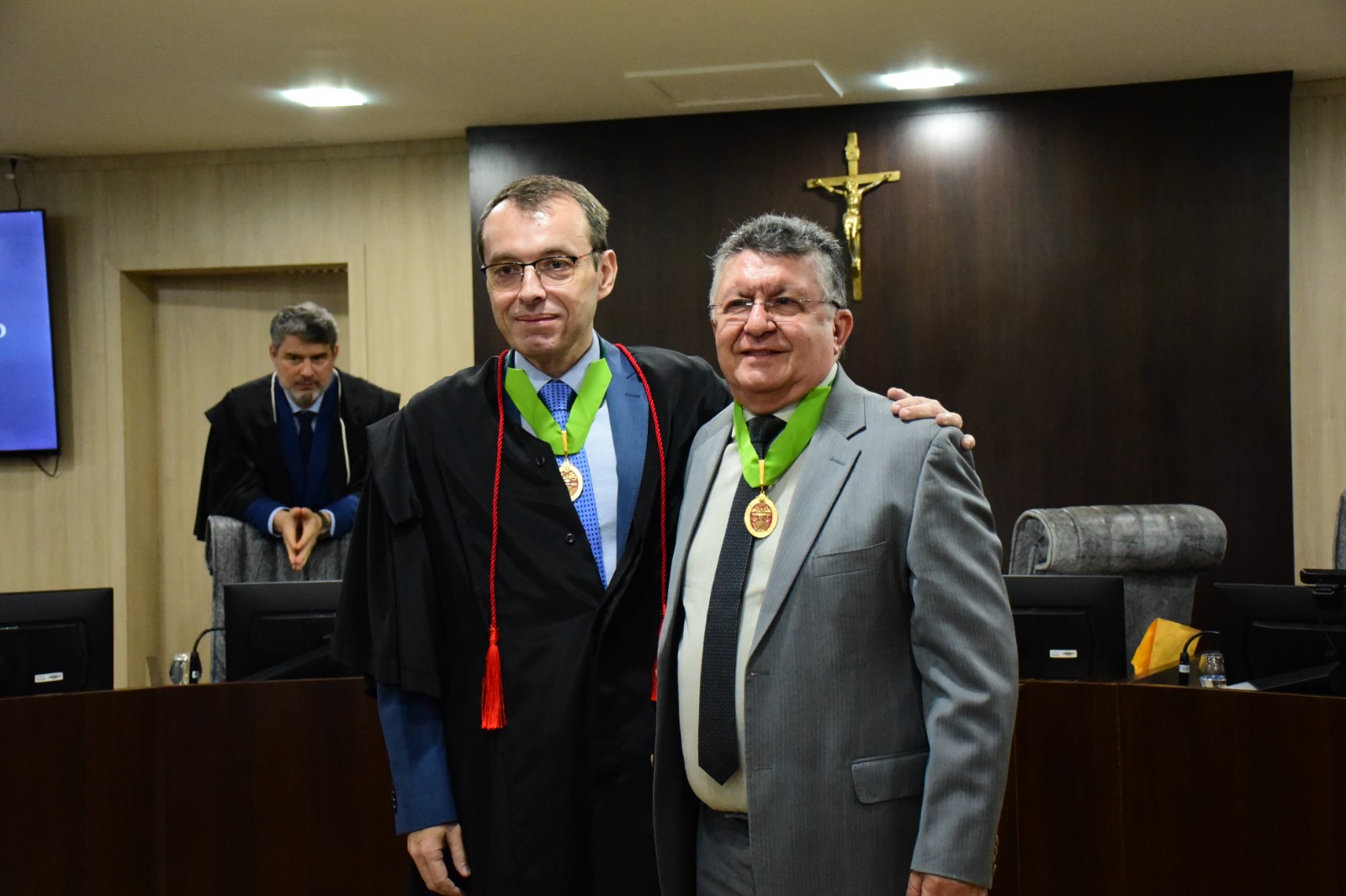 foto colorida  do desembargador ouvidor-geral de Justiça, Erick Linhares, e o chefe da Casa Civil do Governo do Estado de Roraima, Flamarion Portela com a medalha do Mérito Judiciário