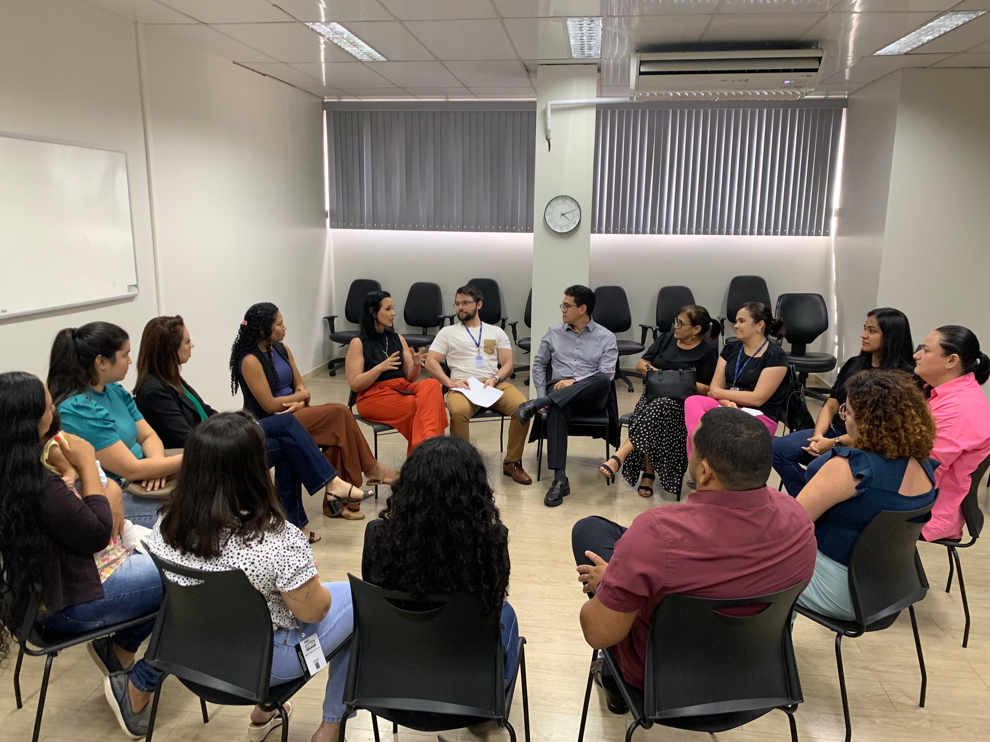 Imagem colorida de pessoas sentadas em um círculo conversando. Abaixo, escrito: “DEPOIMENTO ESPECIAL - Coordenadoria da Infância do TJRR promove ação de aperfeiçoamento com Entrevistadores Forenses”.