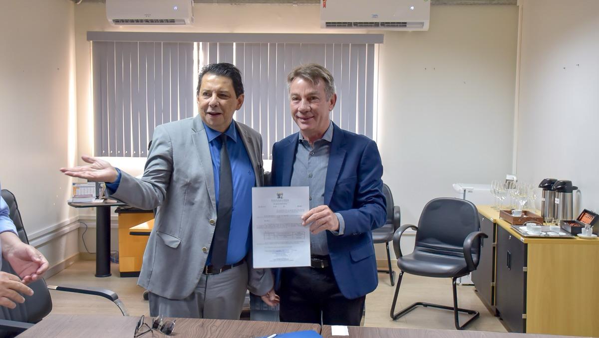 Imagem colorida mostra o presidente do TJRR, desembargador Jésus Nascimento posando para fotografia ao lado do governador do Estado de Roraima, Antonio Denarium, durante  a assinatura do decreto executivo de crédito suplementar ao Tribunal de Justiça de Roraima, em atendimento ao pleito formulado pela gestão.