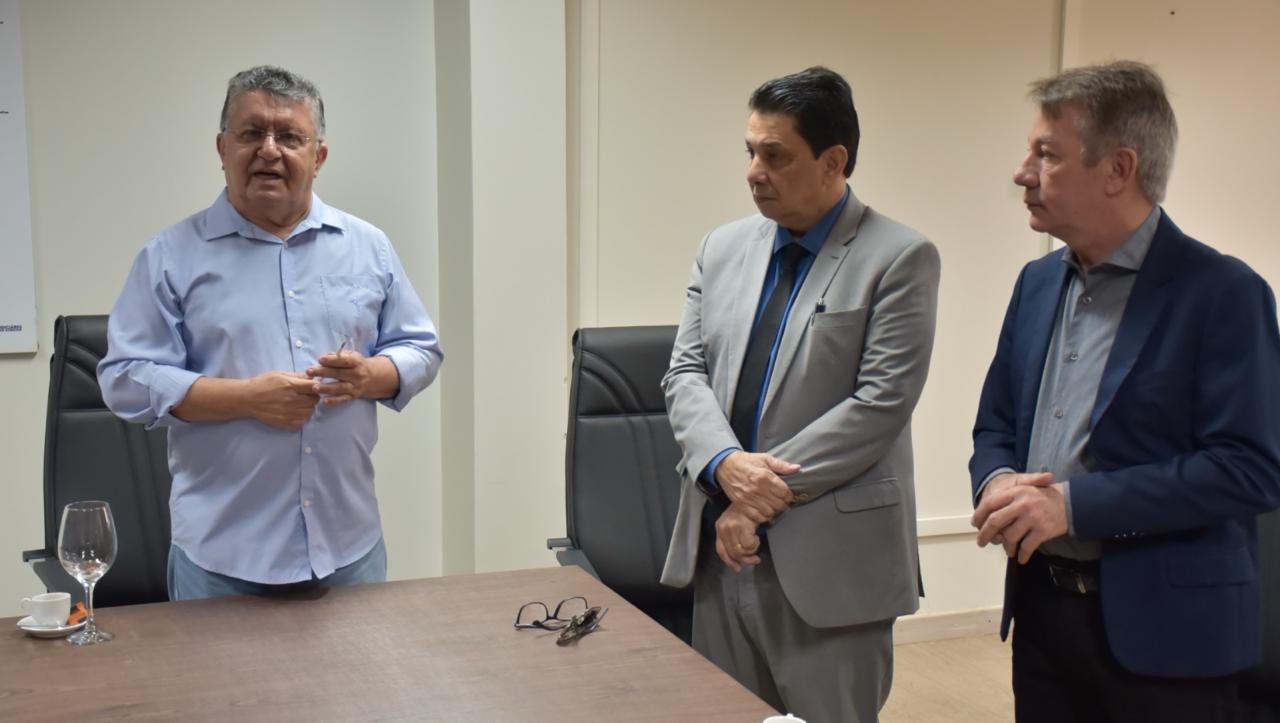 Imagem colorida mostra o presidente do TJRR, desembargador Jésus Nascimento posando para fotografia ao lado do governador do Estado de Roraima, Antonio Denarium e do o chefe da Casa Civil, Flamarion Portela, durante  a assinatura do decreto executivo de crédito suplementar ao Tribunal de Justiça de Roraima, em atendimento ao pleito formulado pela gestão.