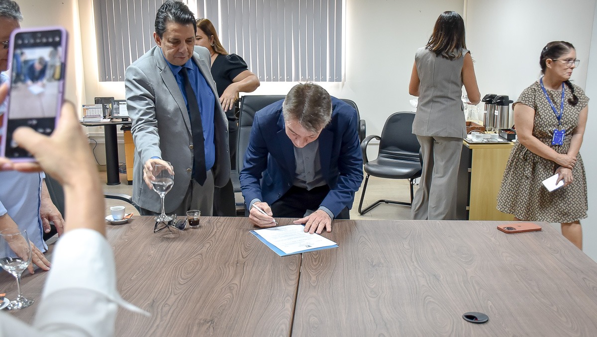  Imagem colorida mostra o presidente do TJRR, desembargador Jésus Nascimento posando para fotografia ao lado do governador do Estado de Roraima, Antonio Denarium, durante  a assinatura do decreto executivo de crédito suplementar ao Tribunal de Justiça de Roraima, em atendimento ao pleito formulado pela gestão. 