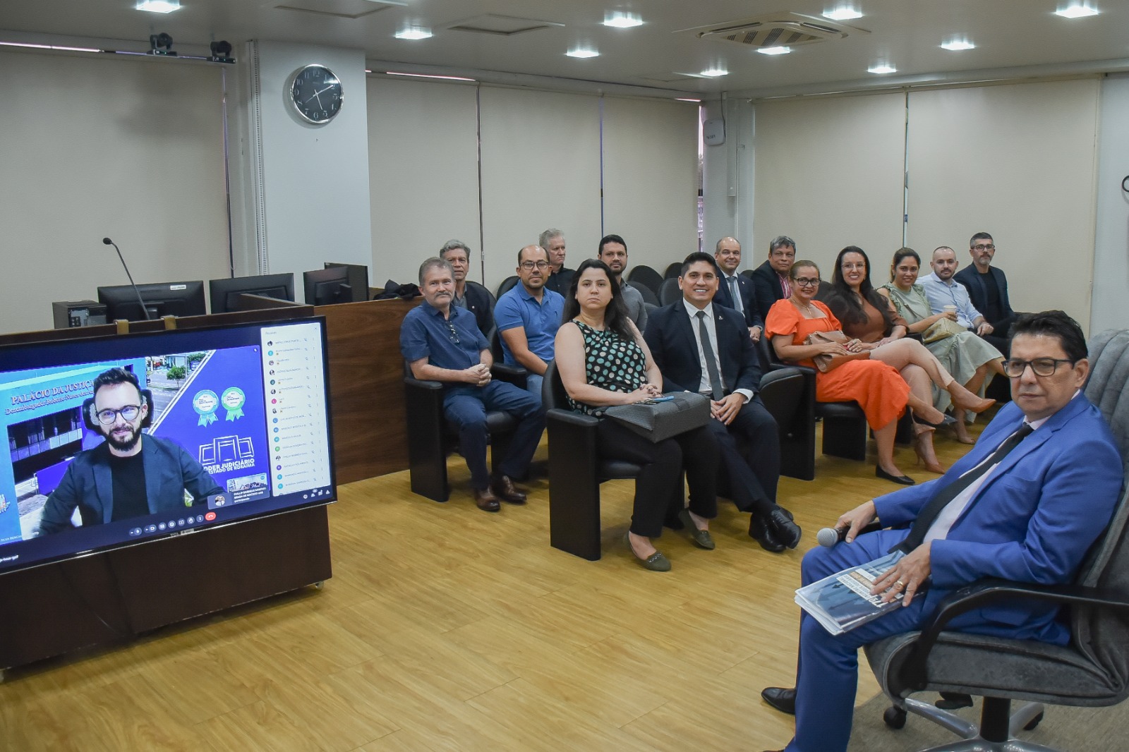 foto colorida dentro do tribunal pelo com o presidente sentado e em reunião com as pessoas 