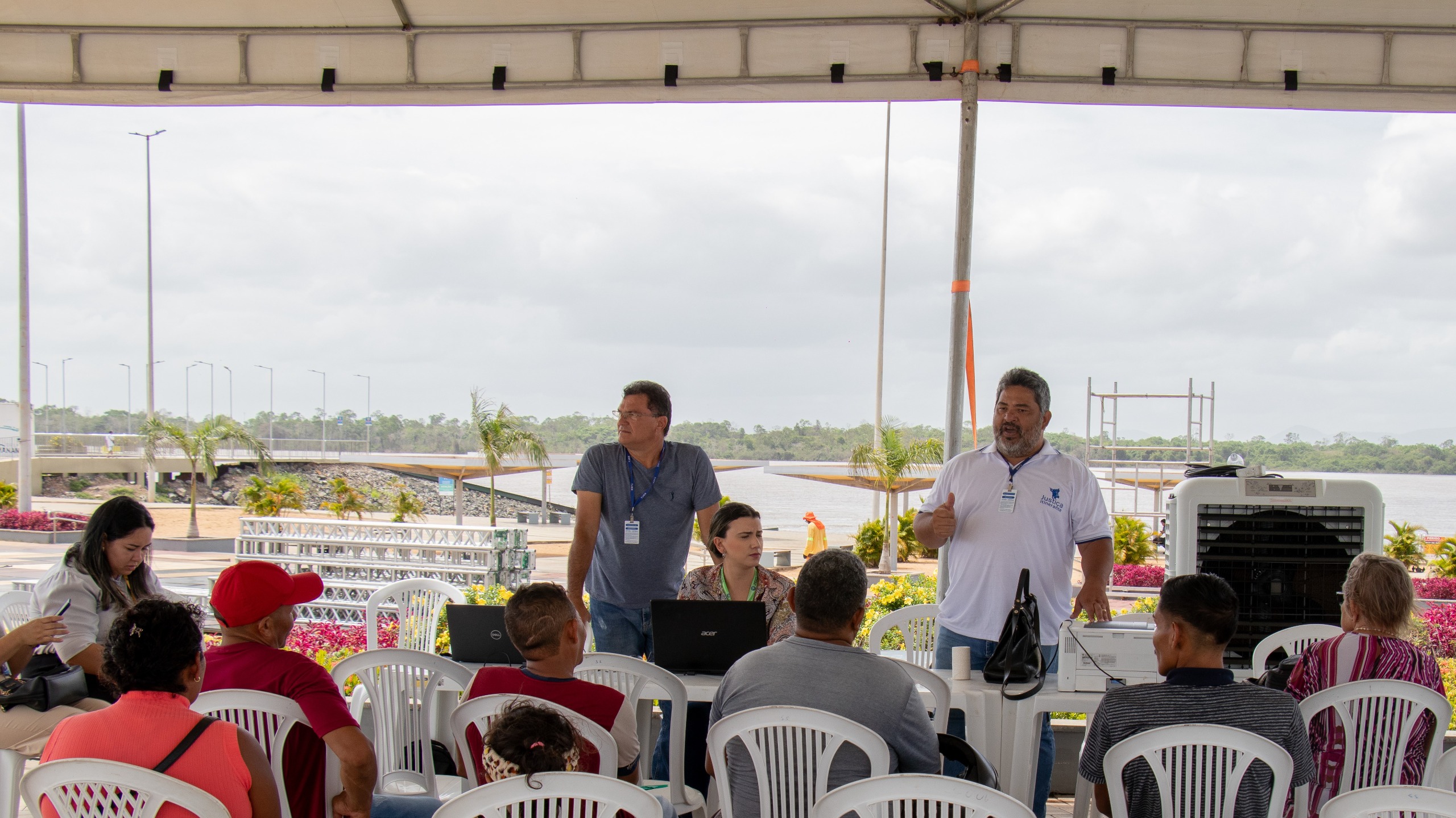 Foto colorida mostrando pessoas sentadas de costas olhando para o servidor que explica como serão realizados os atendimentos da 2ª Semana Nacional do Registro Civil. Abaixo, na foto, a legenda “TJRR inicia a segunda Semana Nacional do Registro Civil”.