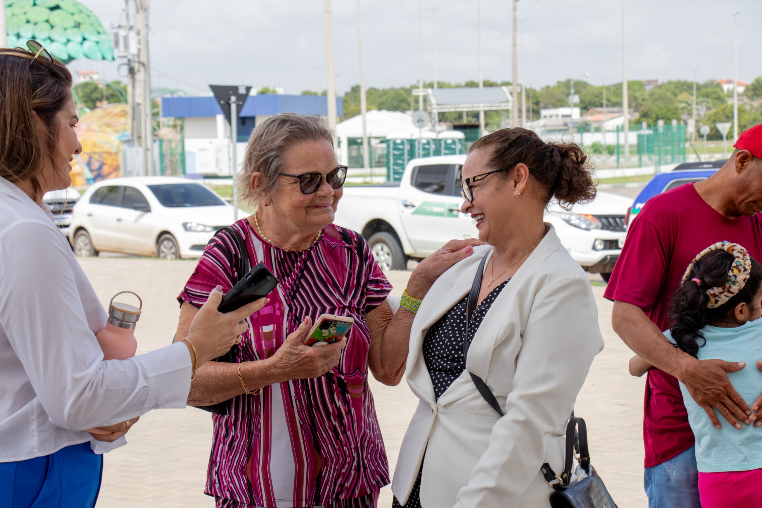 Foto colorida mostrando a juíza titular da Vara da Justiça Itinerante, Graciete Sotto Mayor, conversando com uma senhora que espera atendimento.