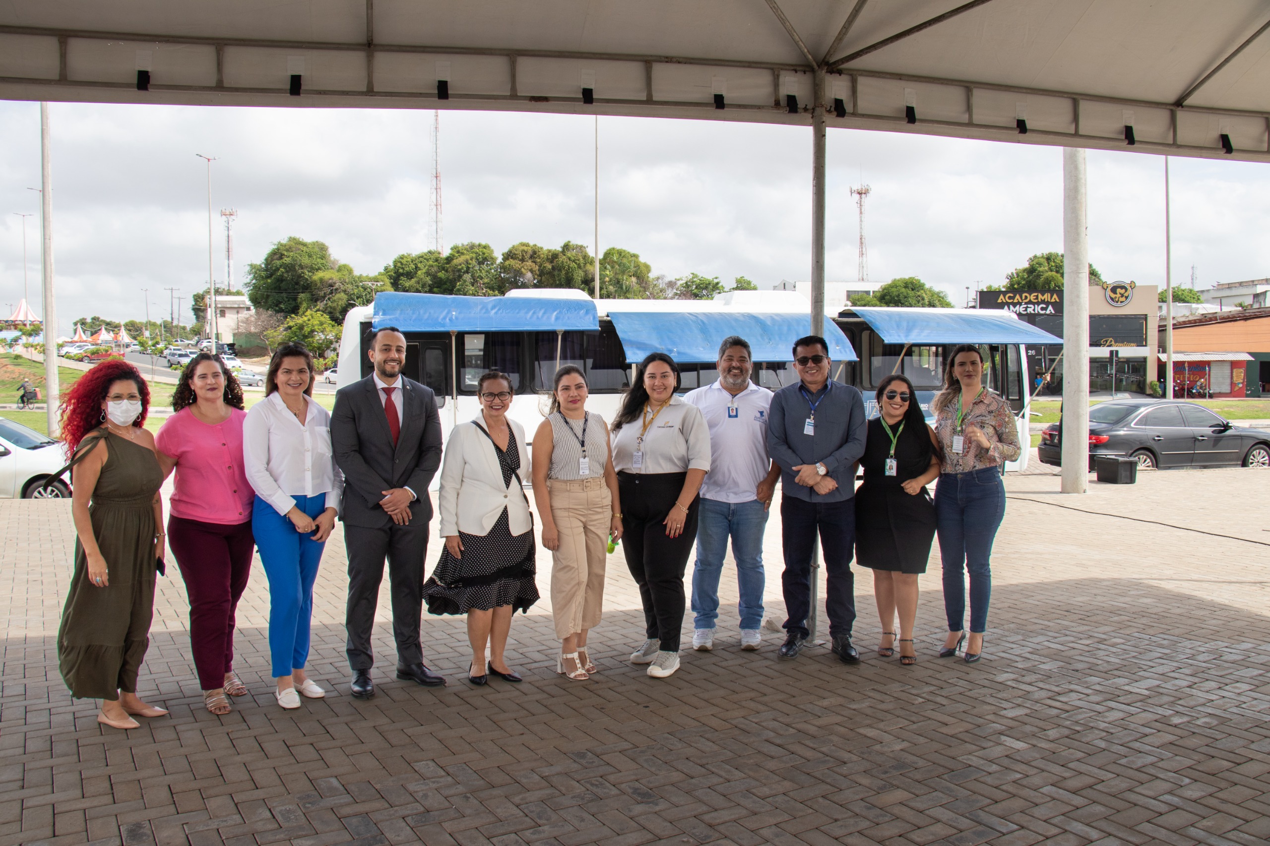 Foto colorida mostrando  a juíza titular da Vara da Justiça Itinerante, Graciete Sotto Mayor, o juiz corregedor, Phillip Barbieux, e servidores da Itinerante, da Corregedoria e dos demais órgãos envolvidos na ação posando para foto.