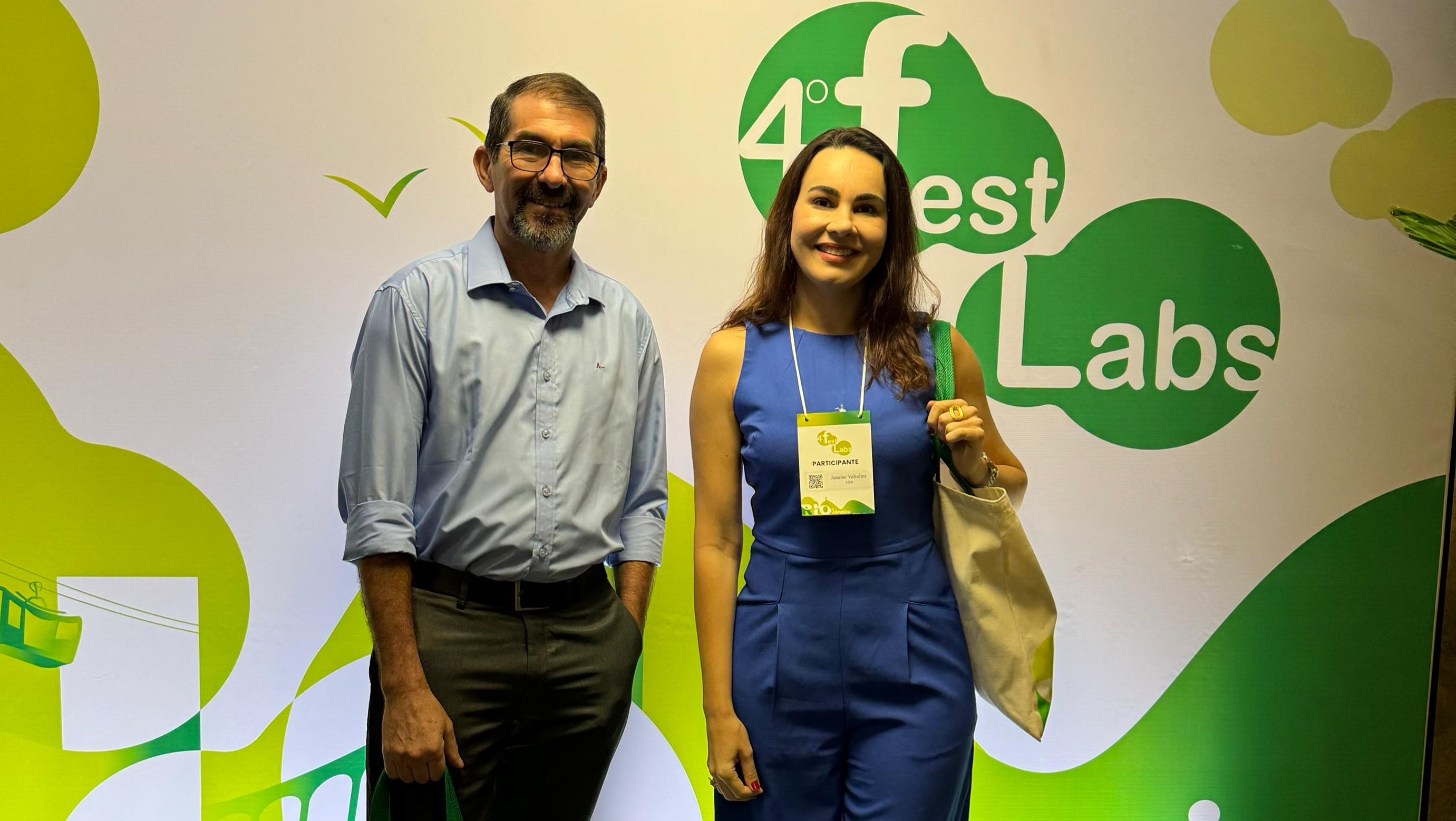foto colorida da servidora Janaine Voltolini, coordenadora do Núcleo de Projetos e Inovação (NPI), e France James, chefe do Laboratório de Inovação (Inovajurr) pousando para fotografia
