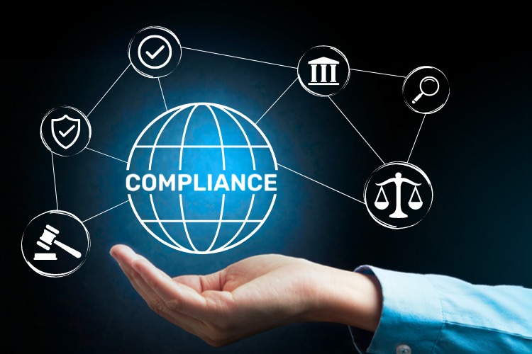 Imagem colorida mostra uma mão segurando globo com a escrita "Compliance".