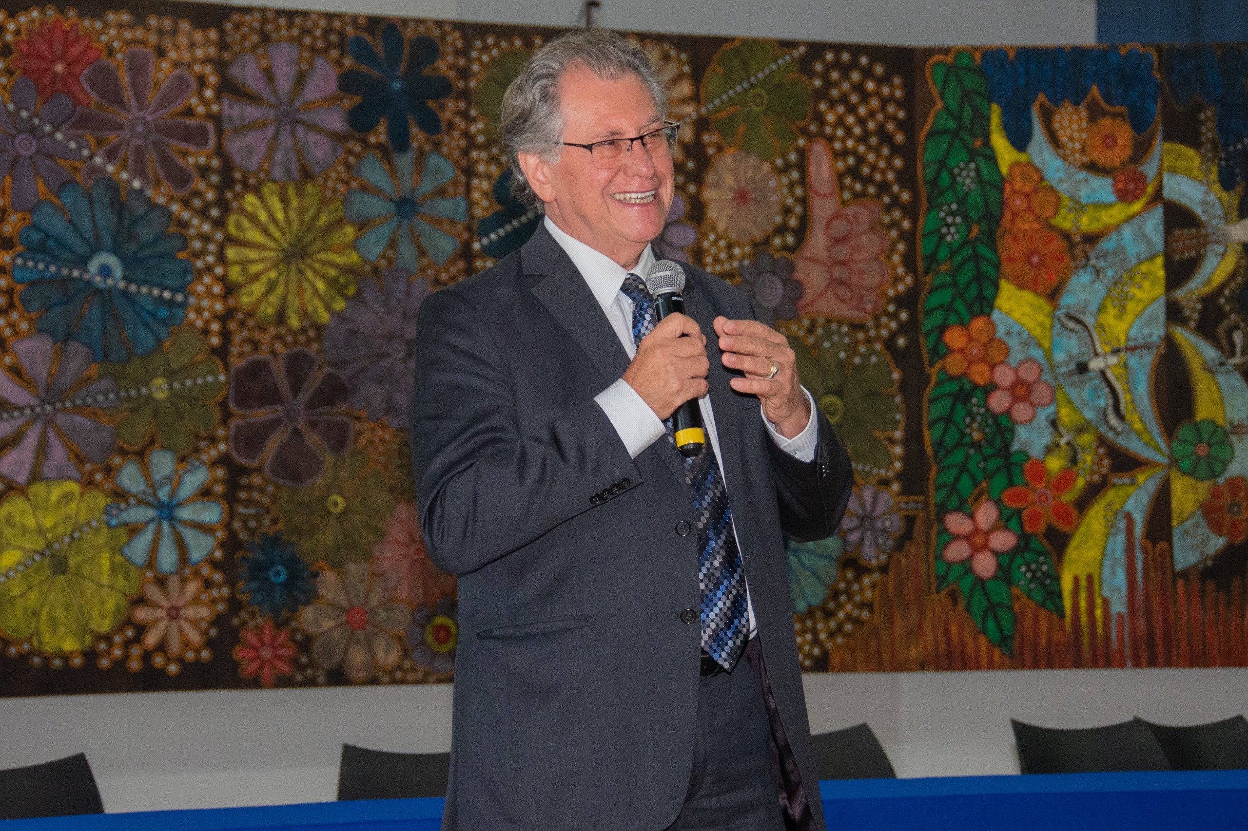 imagem colorida mostra o desembargador Leoberto Brancher discursando em sua palestra no evento no Fórum Cível Advogado Sobral Pinto. Abaixo a frase “SOLUÇÕES PACIFICADORAS