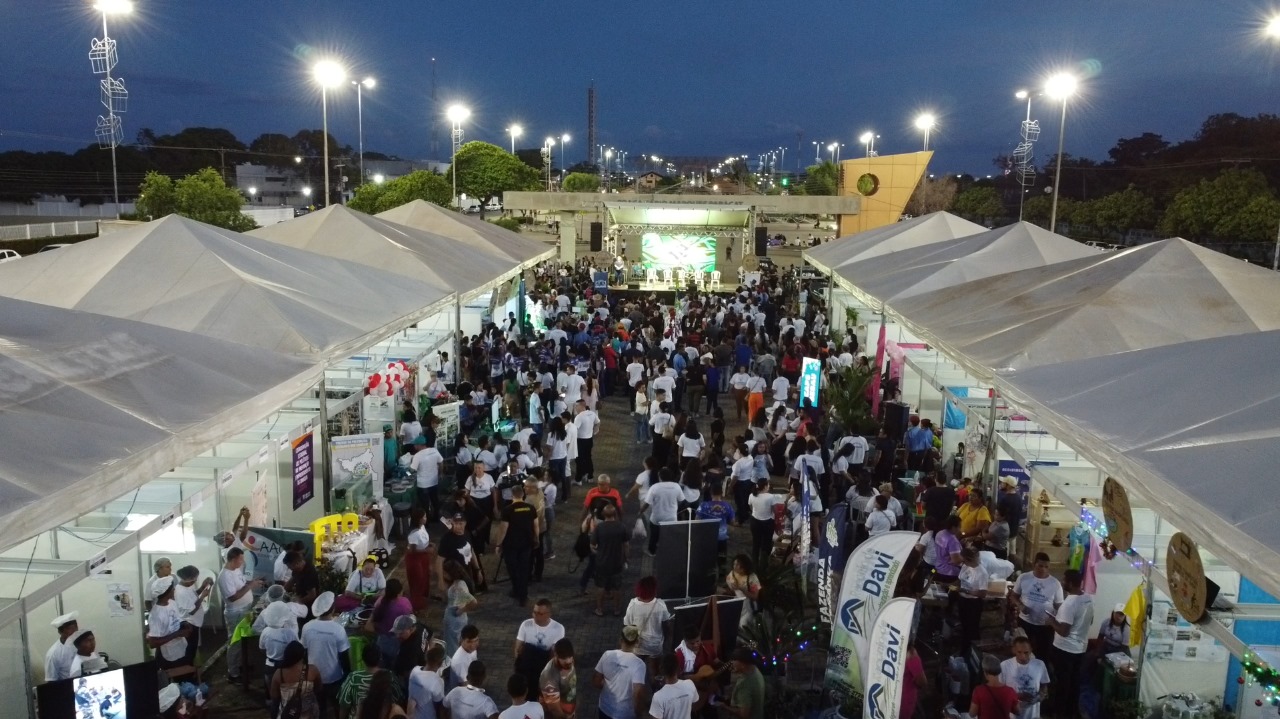 Foto colorida aérea mostrando a movimentação de público durante a II Feira de Resultados de Projetos Sociais. Abaixo o título: “FEIRA DE RESULTADOS - Histórias de superação e transformação social são possíveis com o apoio da Vepema”.