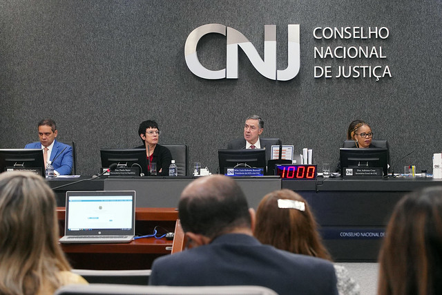 Foto colorida mostrando magistrados do CNJ durante 15ª sessão Ordinária de 2024 do CNJ