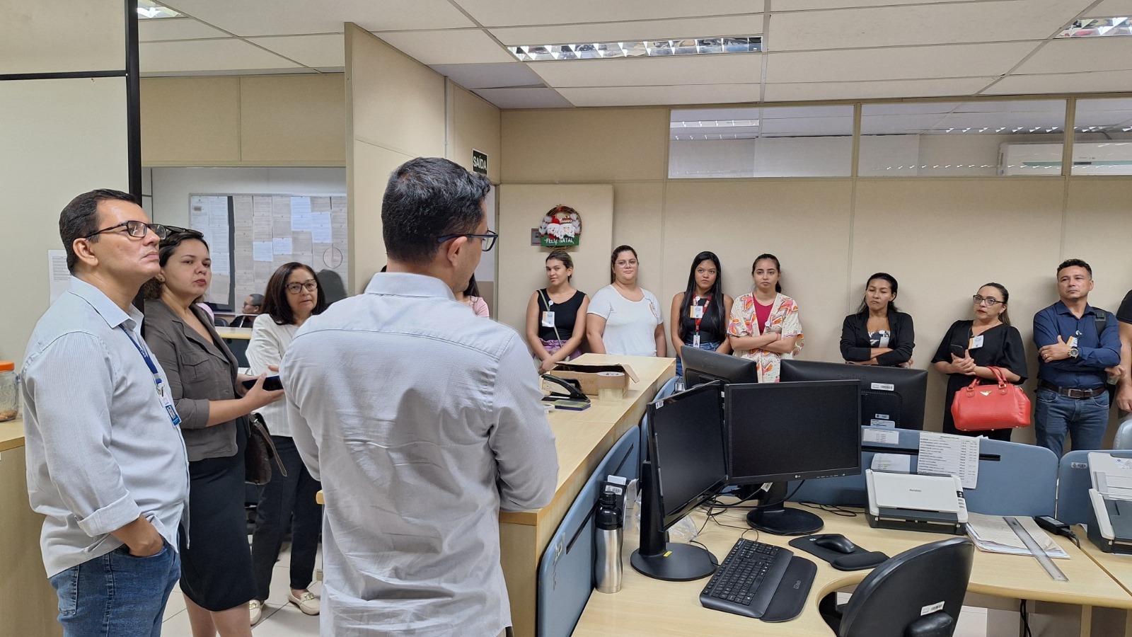 imagem colorida mostra 10 pessoas assistindo a explicação do chefe de setor do Fórum Cível. Abaixo a frase “PRÁTICAS JURÍDICAS CÍVEIS - TJRR recebe acadêmicos de direito da Faculdade Cathedral”.