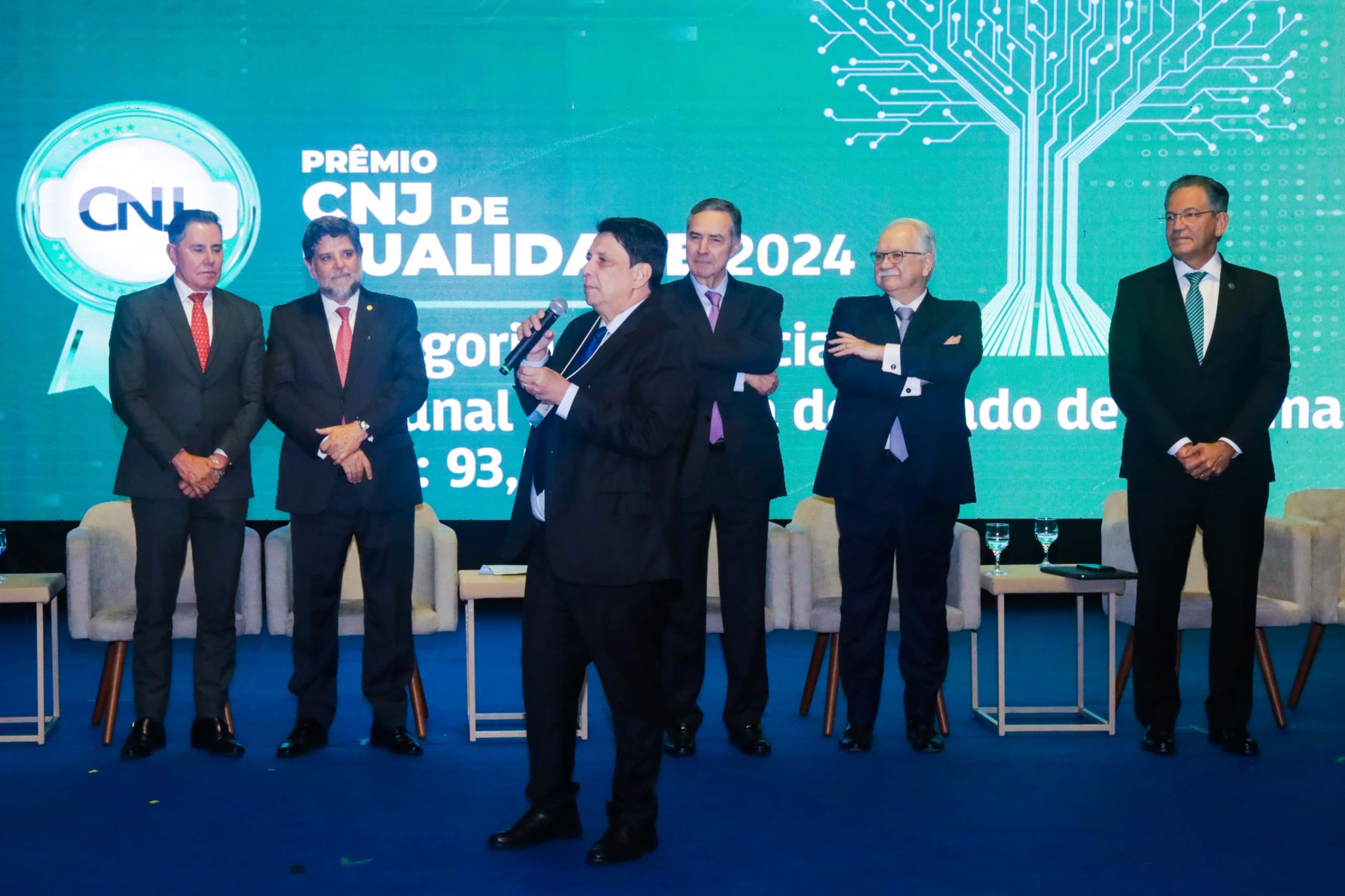 oto colorida tirada durante a premiação do Selo CNJ de Qualidade. Na foto, no centro da imagem, o presidente do TJRR, desembargador Jésus Nascimento, discursando.