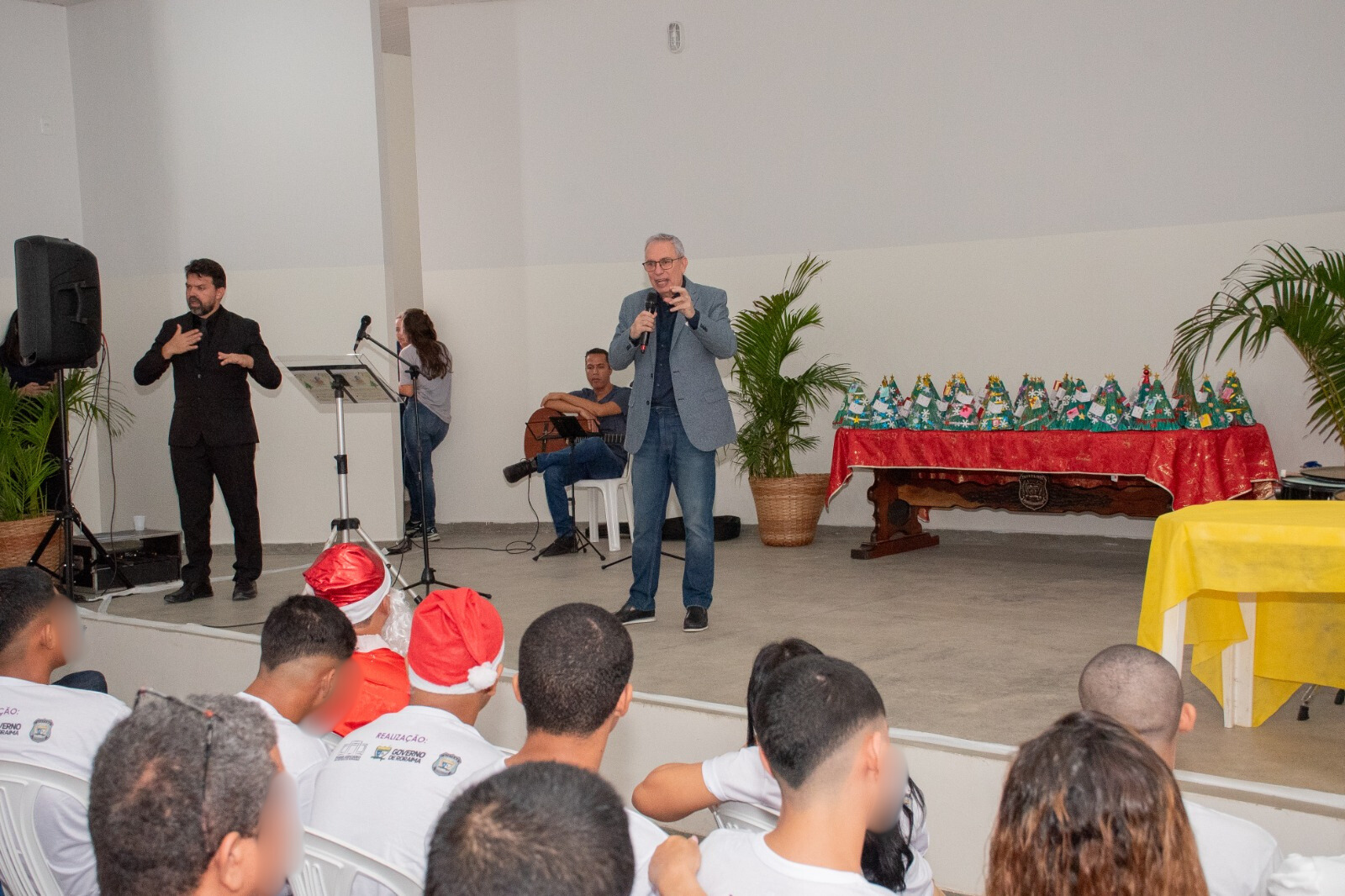 foto colorida do Supervisor do GMF, Almiro Padilha, discutindo no auditório.