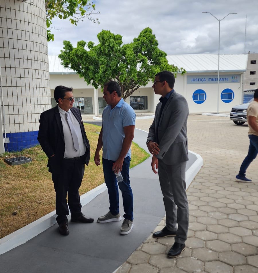 Imagem colorida contém o presidente do TJRR, desembargador Jésus Nascimento, ao lado do deputado federal, Stélio Dener e do secretário geral do TJRR, Henrique Tavares. Os três estão bem na frente da entrada do Fórum da Cidadania.