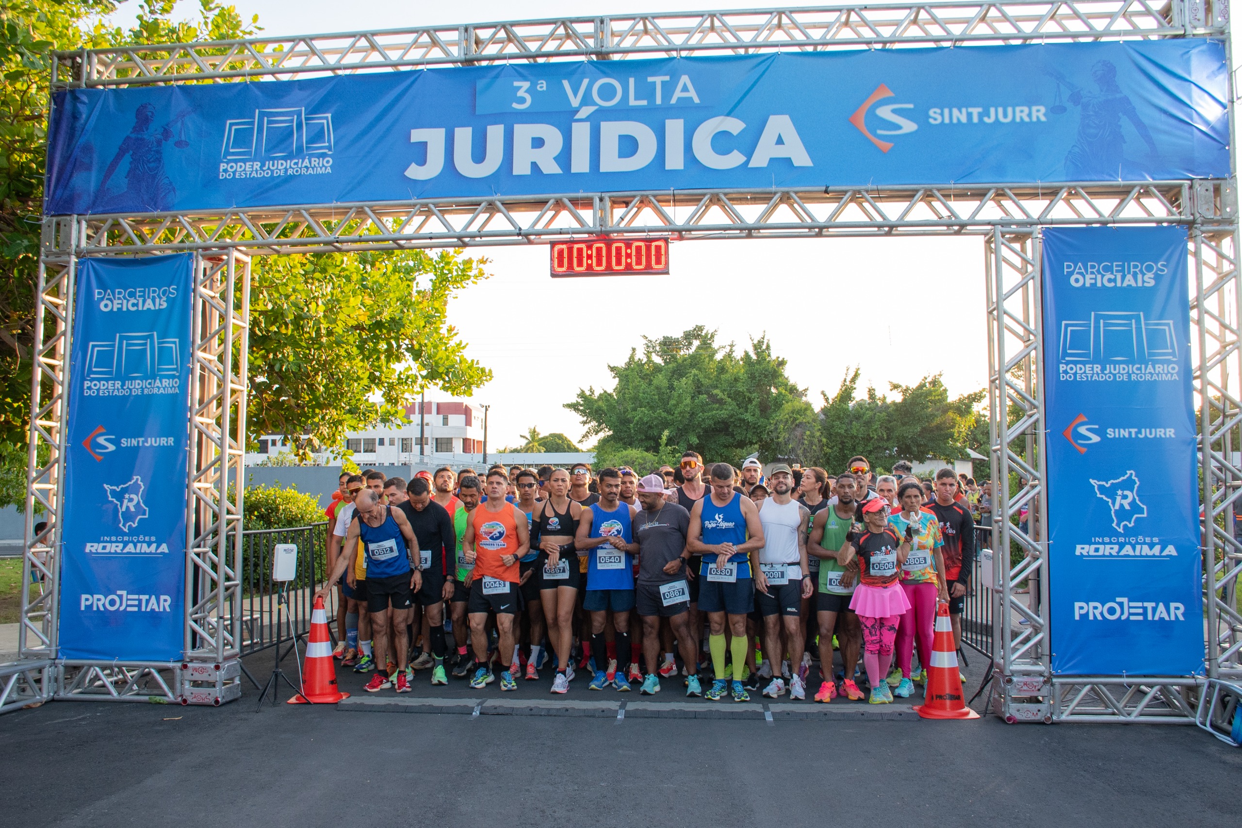 foto colorida de adultos abaixo da largada em ambiente externo arborizado.