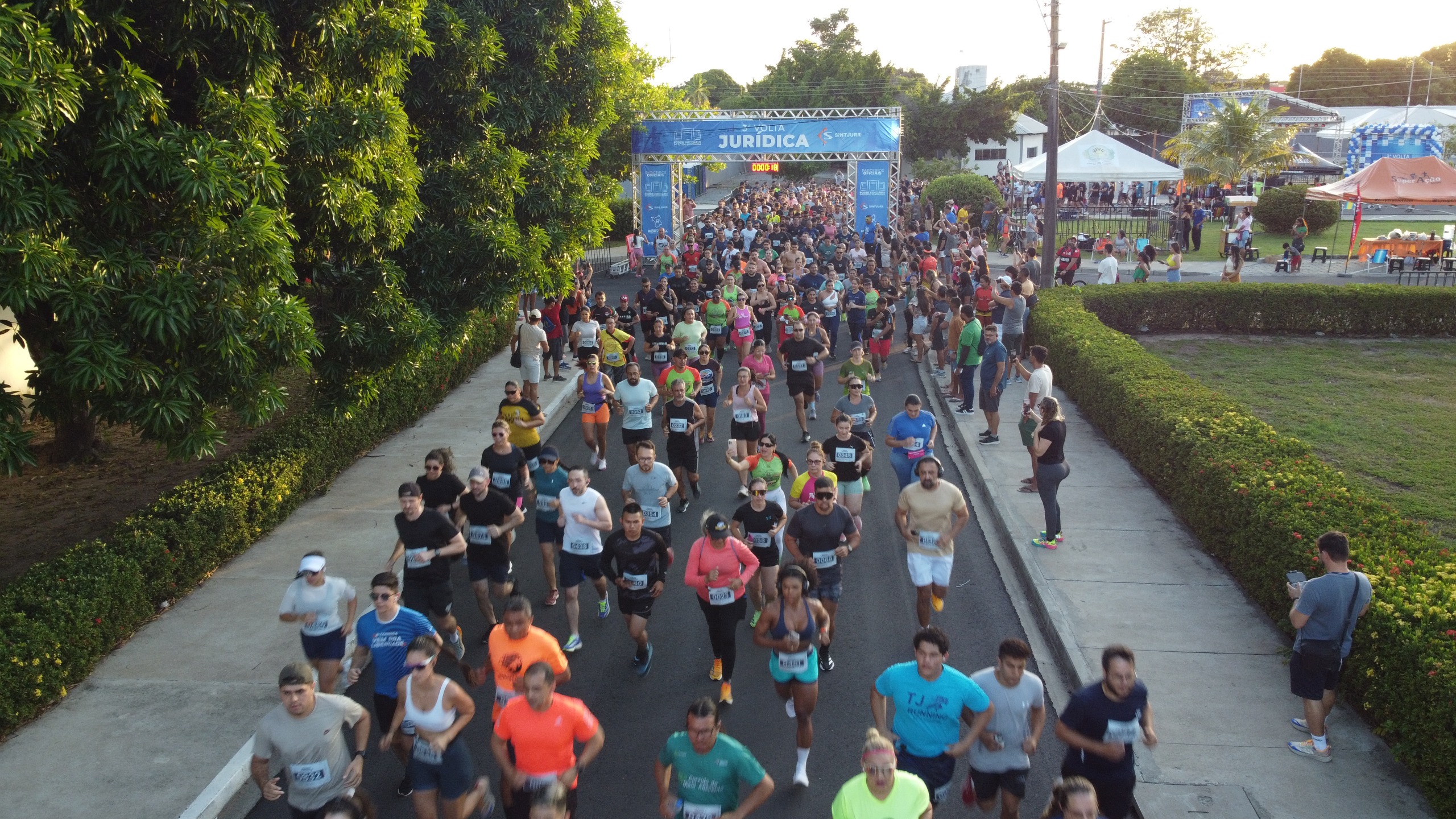 foto colorida aérea dos corredores na rua.  