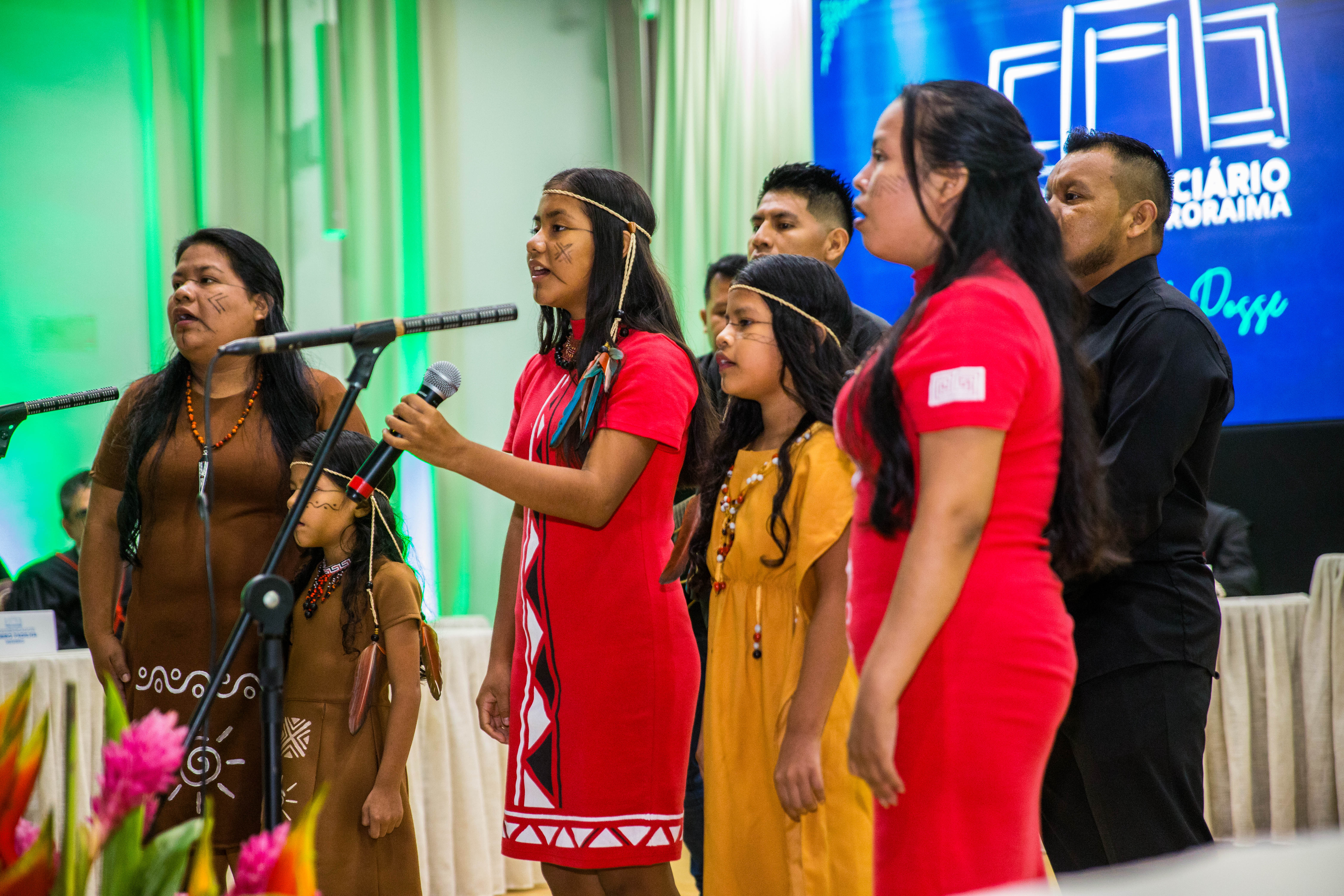 Imagem colorida do grupo Musica Sem fronteiras durante apresentação. 