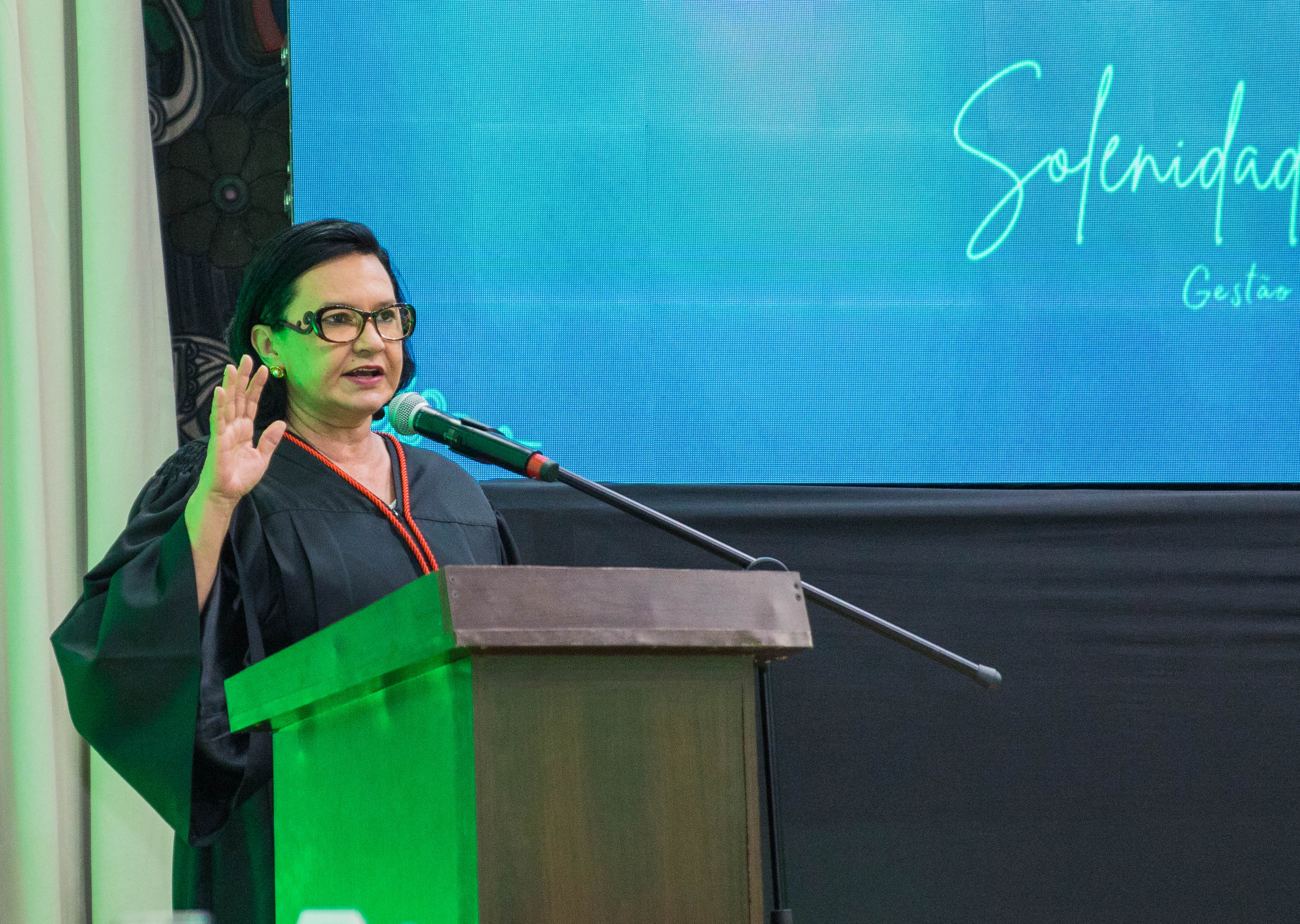 Foto colorida mostrando a desembargadora Tânia Vasconcelos jurando a posse