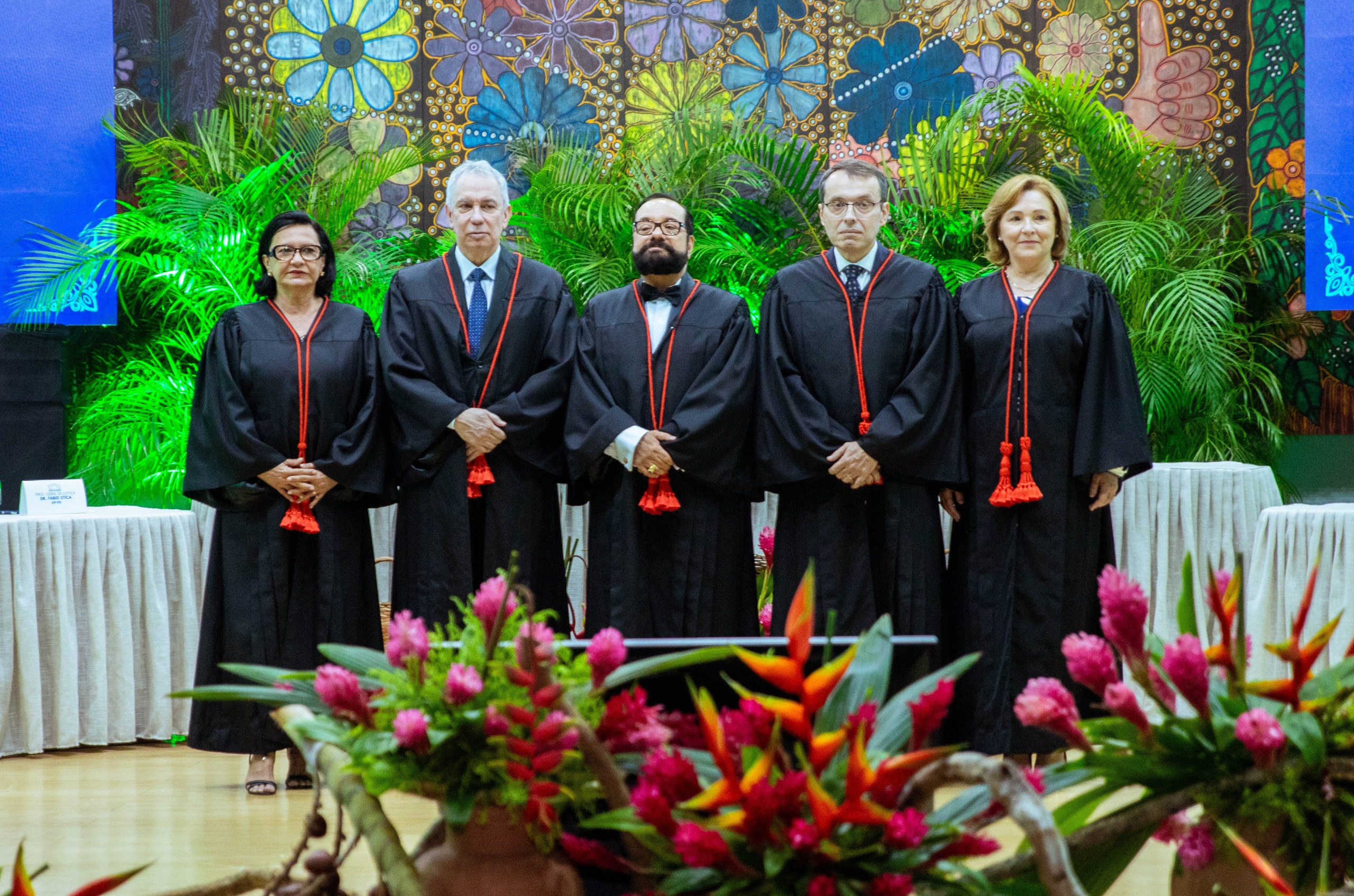 Foto colorida mostra cinco desembargadores posando para foto durante a posse da gestão do biênio 2025/2027. Da esquerda para a direita: a diretora da Escola Judicial de Roraima, Desembargadora Tânia Vasconcelos; o Vice-Presidente,desembargador Almiro Padilha; o presidente do TJRR,  Desembargador Leonardo Cupello; O corregedor-Geral de Justiça, Desembargador Erick Linhares e a Ouvidora-Geral de Justiça, desembargadora Elaine Bianchi