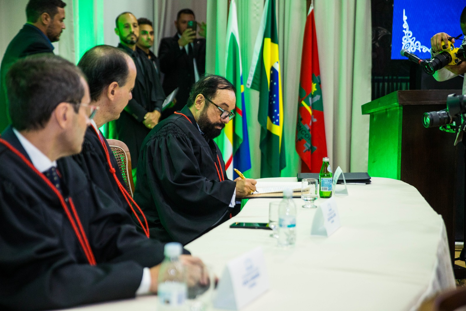 Foto colorida mostrando o desembargador Leonardo Cupello assinando a sua posse como novo presidente do Tribunal de Justiça de Roraima.