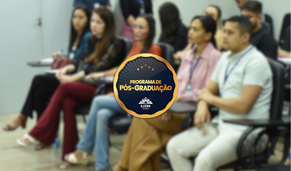 Foto colorida mostrando pessoas sentadas durante uma aula. Na frente da imagem tem o selo do "Programa de Pós-Graduação da Ejurr" Foto colorida mostrando pessoas sentadas durante uma aula. Na frente da imagem tem o selo do "Programa de Pós-Graduação da Ejurr"