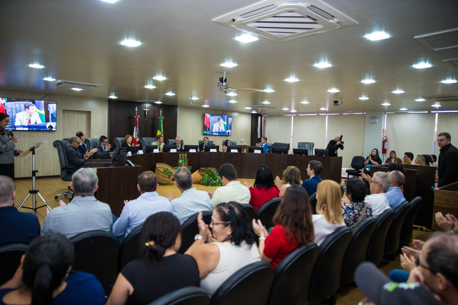 Foto colorida da plateia. Ao fundo da para ver o Tribunal Pleno. Foto colorida da plateia. Ao fundo da para ver o Tribunal Pleno.