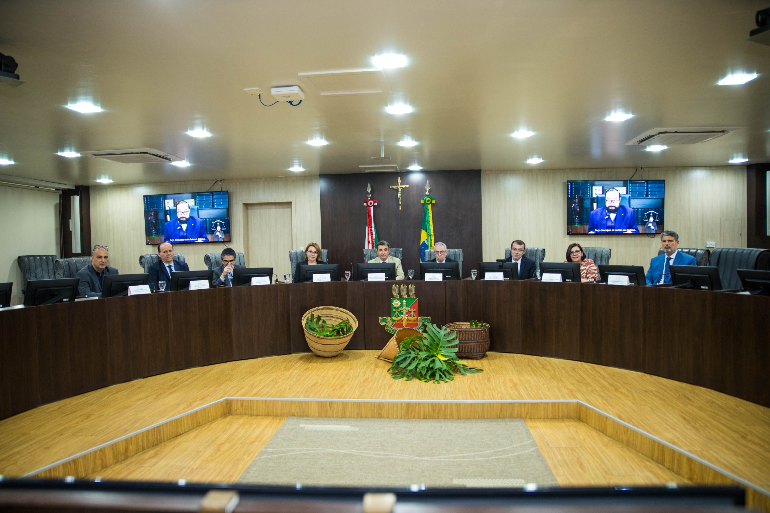 Foto colorida em plano aberto mostrando a mesa do pleno Foto colorida em plano aberto mostrando a mesa do pleno