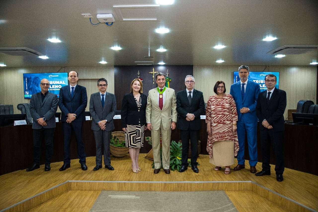 Foto colorida do Alessandro Cortese no meio pousando para fotografia ao lado Desembargador Almiro Padilha, Desembargadora Elaine Bianchi, Desembargador Cristóvão Suter, Desembargador Ricardo Oliveira, Desembargador Erick Linhares e Desembargador Fernando Mallet, e Procuradora Cleonise Andritta. Todos estão em pé pousando para fotografia no centro do Tribunal Pleno. Foto colorida do Alessandro Cortese no meio pousando para fotografia ao lado Desembargador Almiro Padilha, Desembargadora Elaine Bianchi, Desembargador Cristóvão Suter, Desembargador Ricardo Oliveira, Desembargador Erick Linhares e Desembargador Fernando Mallet, e Procuradora Cleonise Andritta. Todos estão em pé pousando para fotografia no centro do Tribunal Pleno.
