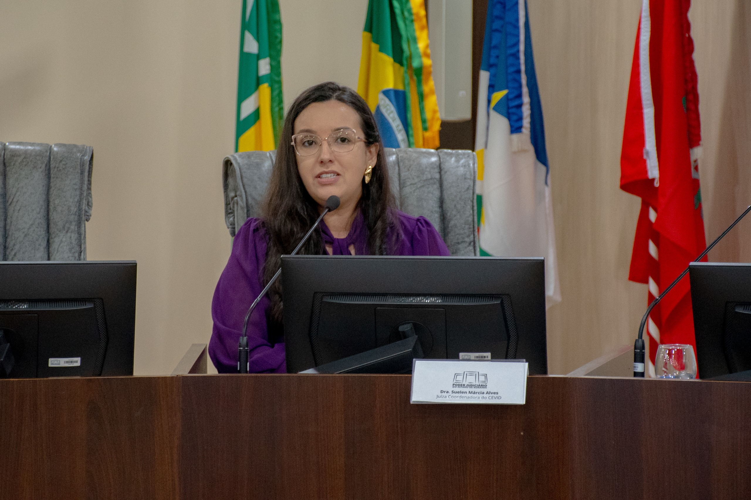 foto colorida da Juíza Coordenadora da Coordenadoria Estadual da Mulher em Situação de Violência Doméstica e Familiar do Tribunal de Justiça de Roraima (Cevid/TJRR), Suelen Alves.