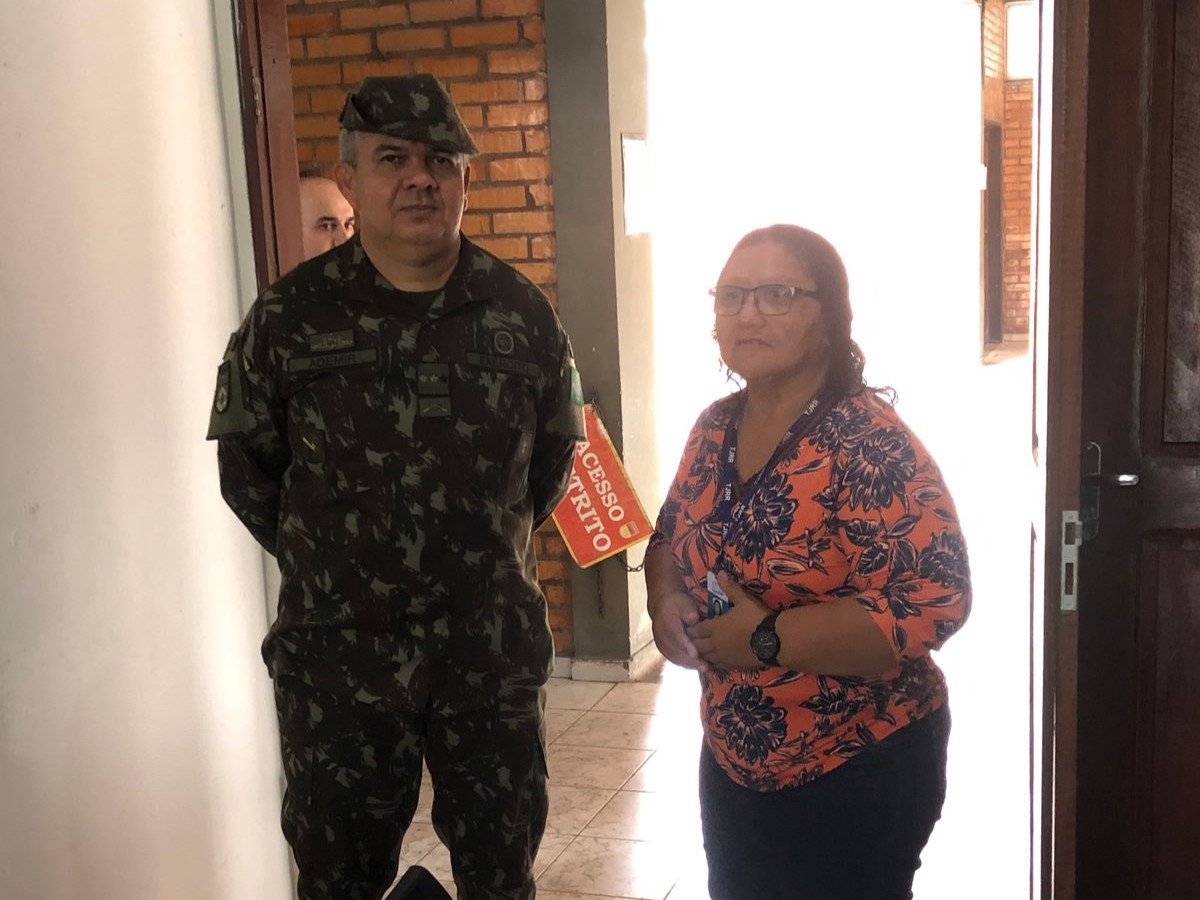 Foto colorida de uma servidora ao lado do Tenente-Coronel Ademir Rodrigues Oliveira Foto colorida de uma servidora ao lado do Tenente-Coronel Ademir Rodrigues Oliveira