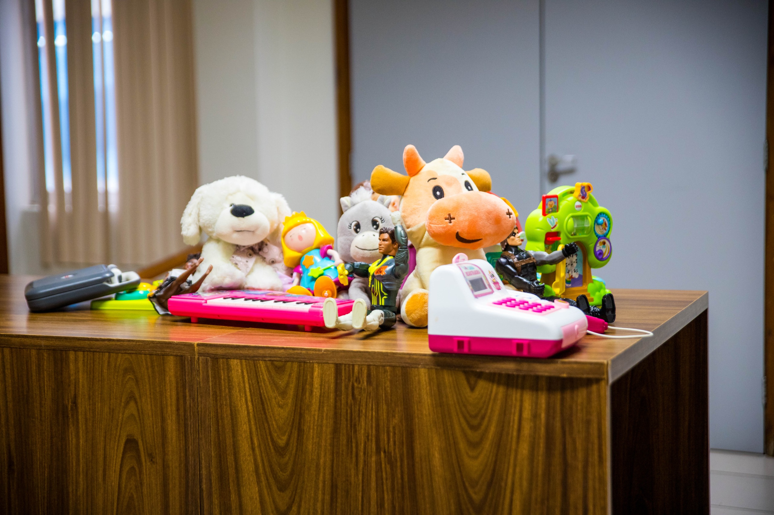 foto colorida de uma mesa cheia de brinquedos e ursinhos de pelúcia. foto colorida de uma mesa cheia de brinquedos e ursinhos de pelúcia.