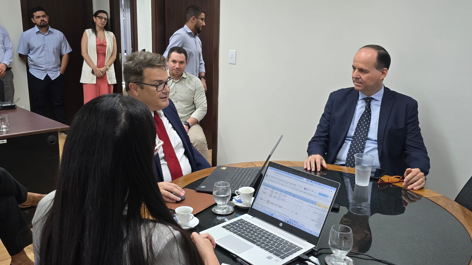 Imagem colorida contém sete pessoas em voltas de uma mesa de reunião, sendo uma delas o Coordenador do Centro e Memória e Cultura do Poder Judiciário de Roraima, desembargador Cristóvão Suter. Imagem colorida contém sete pessoas em voltas de uma mesa de reunião, sendo uma delas o Coordenador do Centro e Memória e Cultura do Poder Judiciário de Roraima, desembargador Cristóvão Suter.