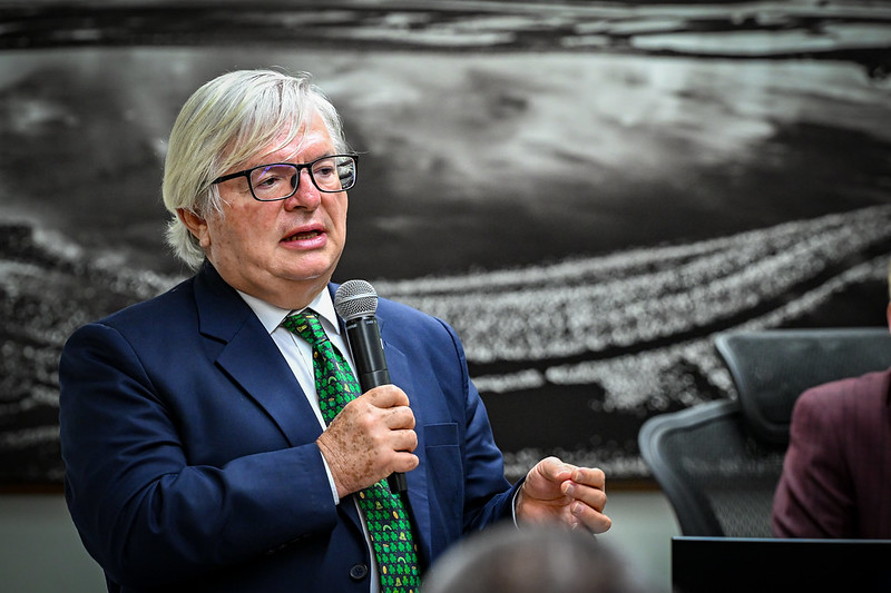 Foto colorida do Ministro Herman Benjamin discursando Foto colorida do Ministro Herman Benjamin discursando