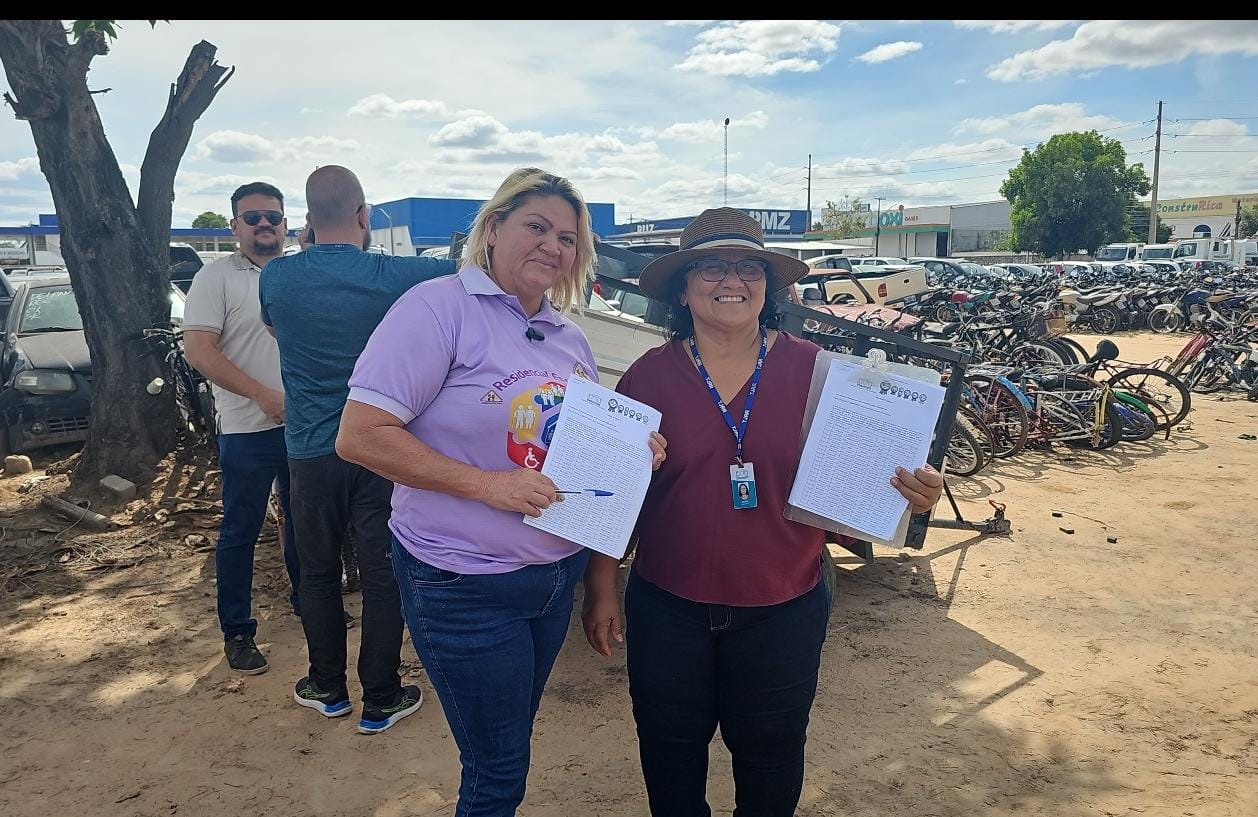 Imagem colorida contém a Presidente da Associação das Donas de Casa do Bairro Caranã/Ajuricaba, Carla Cristina, e a Diretora de Bens Apreendidos do TJRR, Giselda Assunção. Elas estão segurando o documento de posse das bicicletas apreendidas. Imagem colorida contém a Presidente da Associação das Donas de Casa do Bairro Caranã/Ajuricaba, Carla Cristina, e a Diretora de Bens Apreendidos do TJRR, Giselda Assunção. Elas estão segurando o documento de posse das bicicletas apreendidas.