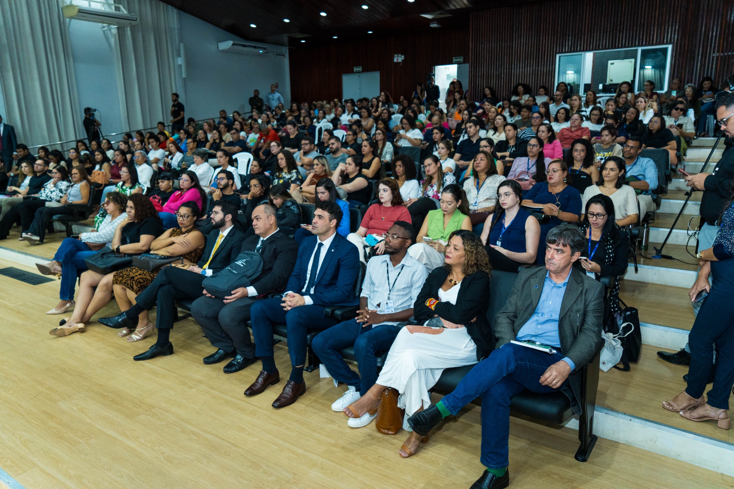 Foto colorida mostra o publico assiste a palestra. Foto colorida mostra o publico assiste a palestra.