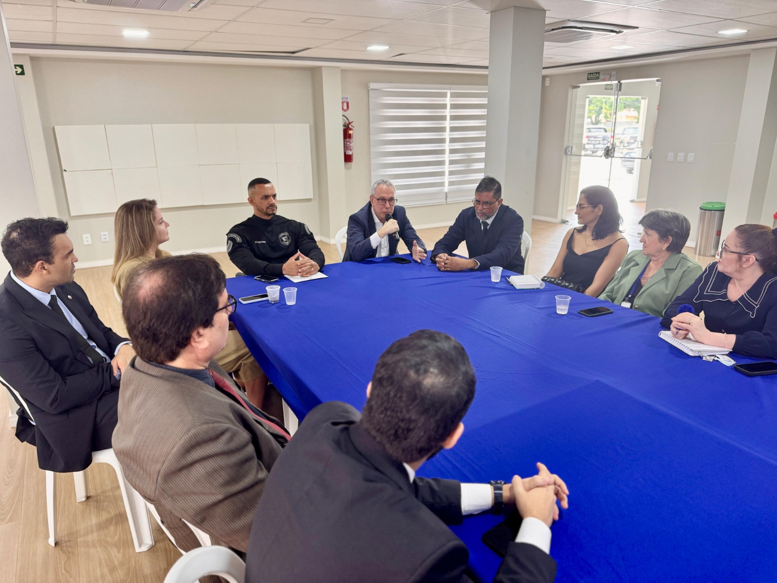 Imagem colorida contém autoridades do comitê de políticas penais reunidos em volta de uma mesa durante primeira reunião do comitê. Na imagem bem na ponta da mesa está o Supervisor do GMF e Vice-Presidente do TJRR, Desembargador Almiro Padilha. Imagem colorida contém autoridades do comitê de políticas penais reunidos em volta de uma mesa durante primeira reunião do comitê. Na imagem bem na ponta da mesa está o Supervisor do GMF e Vice-Presidente do TJRR, Desembargador Almiro Padilha.