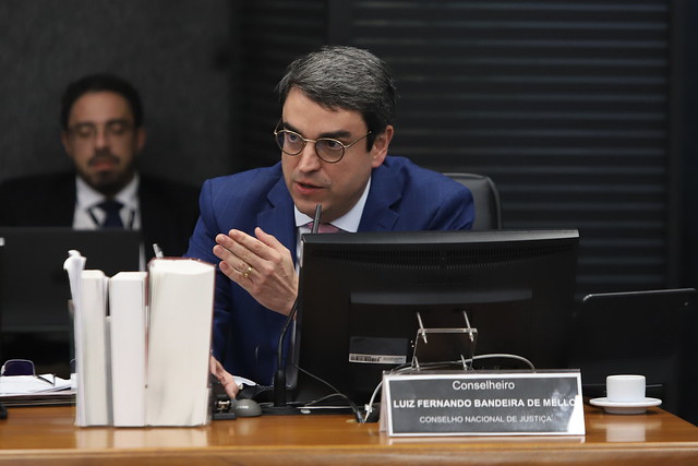 Foto colorida mostra o conselheiro Luiz Fernando Bandeira durante a 1ª Sessão Extraordinária do CNJ em 2025 Foto colorida mostra o conselheiro Luiz Fernando Bandeira durante a 1ª Sessão Extraordinária do CNJ em 2025
