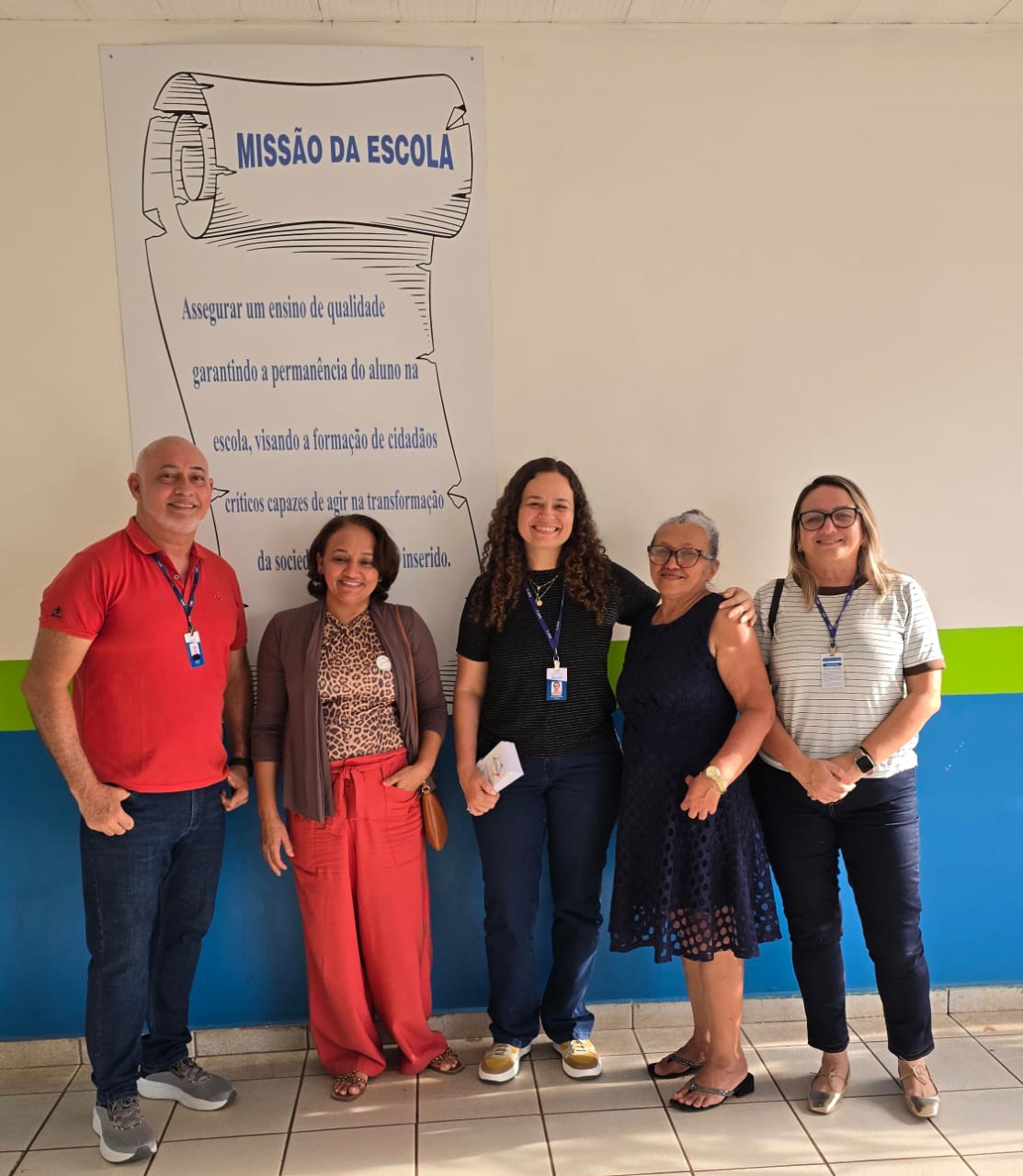 foto colorida de três servidores da equipe da Justiça Comunitária posando para fotografia ao lado de duas servidoras da escola. Abaixo está o texto “ Diálogo e transformação - Justiça Comunitária realiza oficinas com alunos e servidores de colégio em Rorainópolis”. foto colorida de três servidores da equipe da Justiça Comunitária posando para fotografia ao lado de duas servidoras da escola. Abaixo está o texto “ Diálogo e transformação - Justiça Comunitária realiza oficinas com alunos e servidores de colégio em Rorainópolis”.