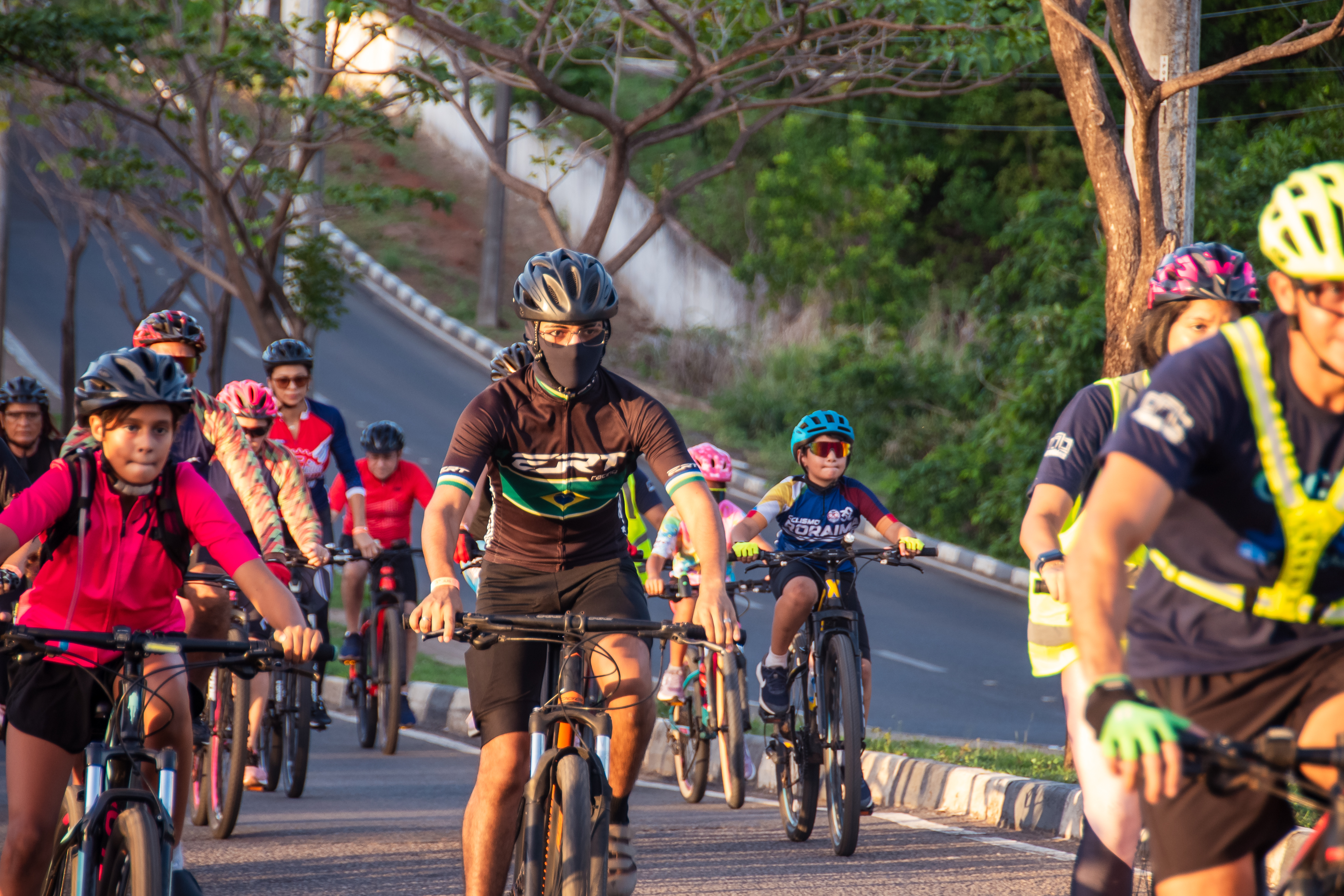 Imagem colorida contém uma multidão de ciclistas pedalando e descendo ladeira, durante o III Ciclojus do TJRR . Na imagem é possível ver inúmeros ciclistas. Imagem colorida contém uma multidão de ciclistas pedalando e descendo ladeira, durante o III Ciclojus do TJRR . Na imagem é possível ver inúmeros ciclistas.