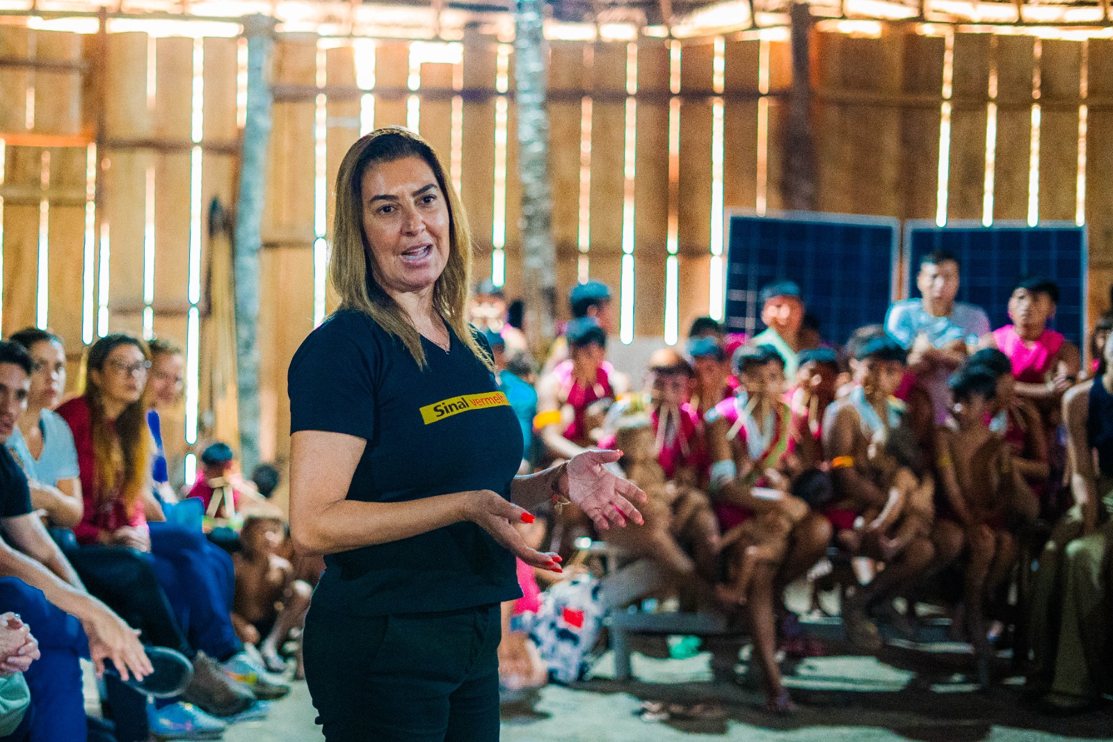 A imagen colorid amostra, em primeiro plano a conselheira do CNJ, Renata Gil, durante reunião com os indigenas da comunidade. A imagen colorid amostra, em primeiro plano a conselheira do CNJ, Renata Gil, durante reunião com os indigenas da comunidade.